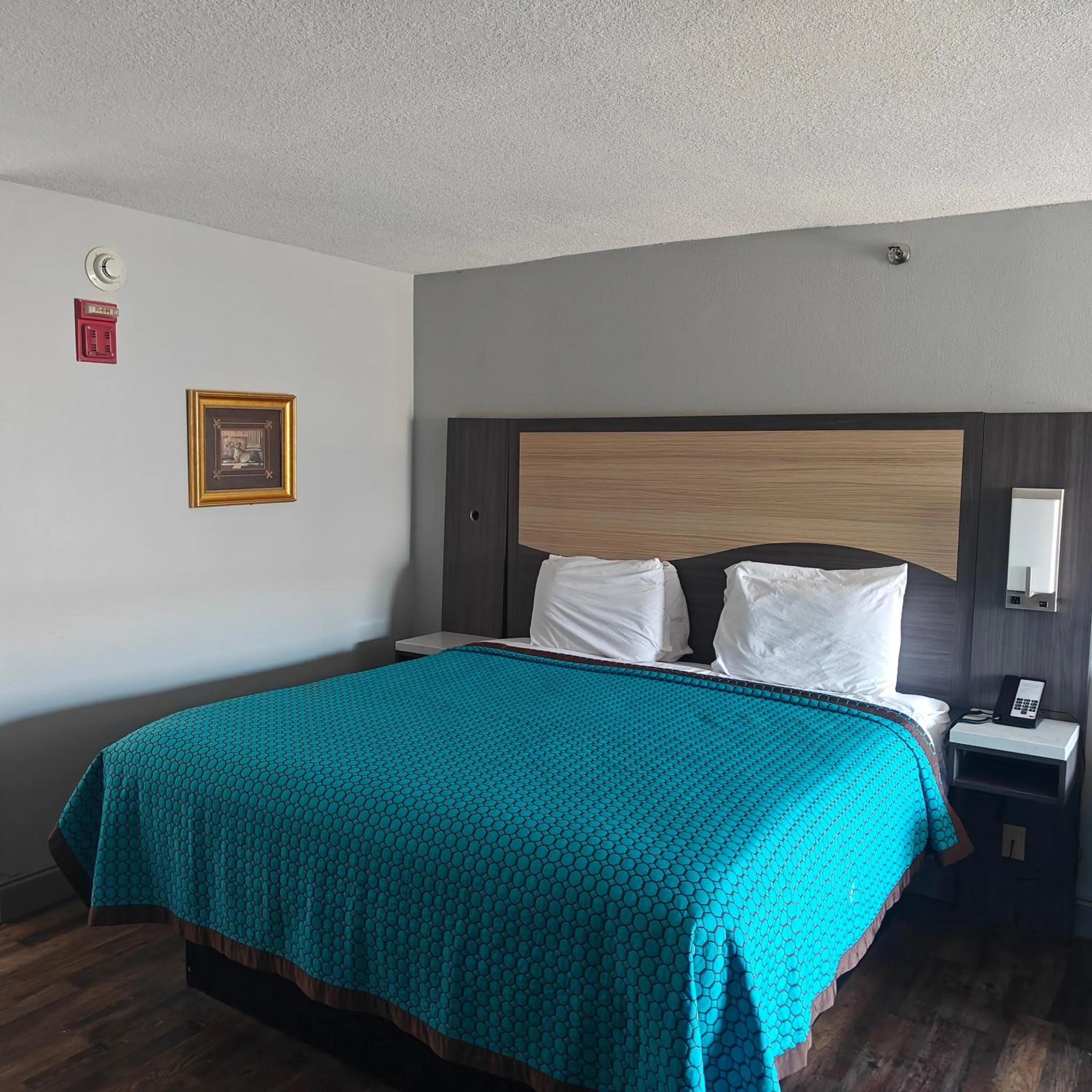 Bed in Mountain Vista Inn & Suites - Walking Distance to the Island