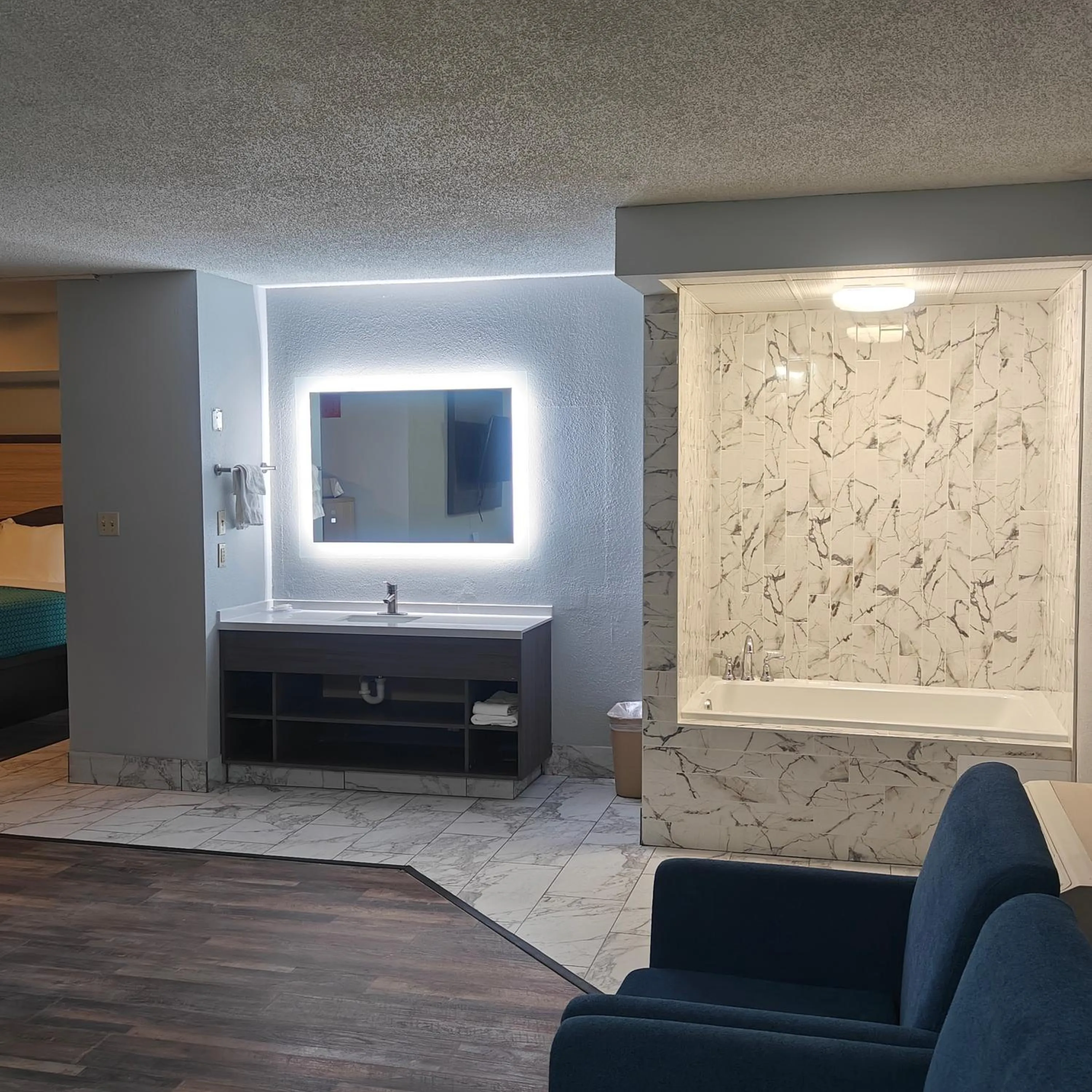 Mountain Vista Inn & Suites - Walking Distance to the Island