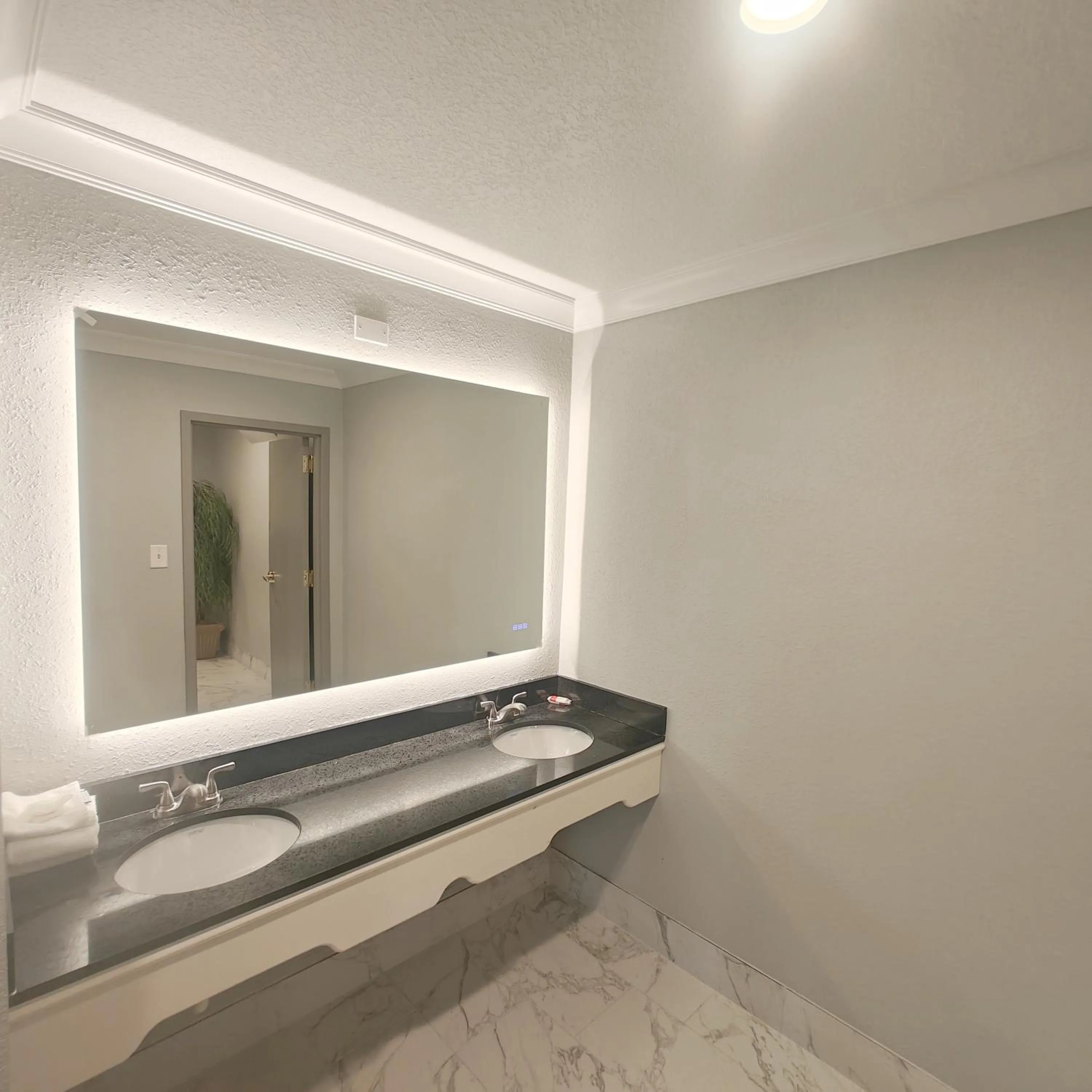 Mountain Vista Inn & Suites - Walking Distance to the Island