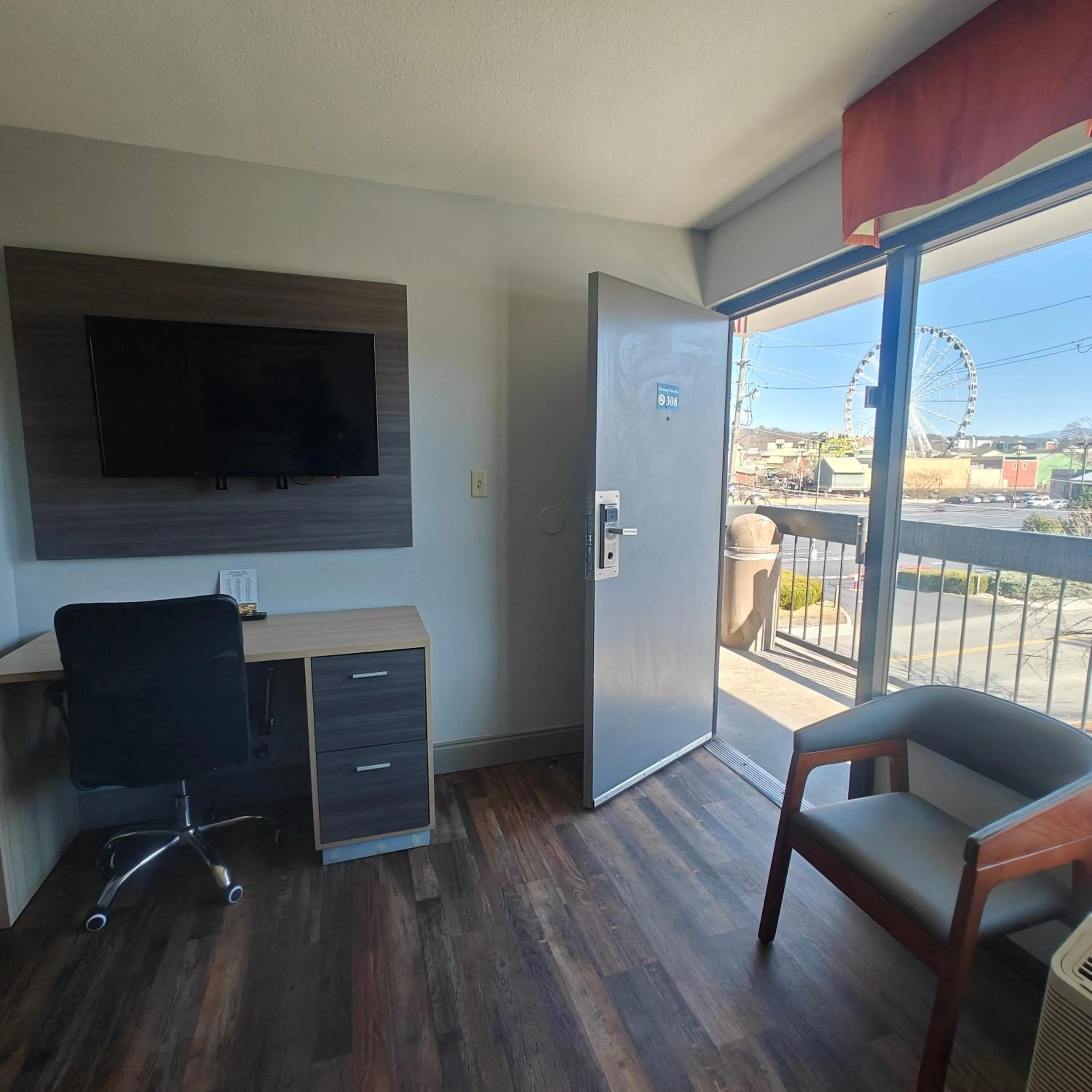 Mountain Vista Inn & Suites - Walking Distance to the Island