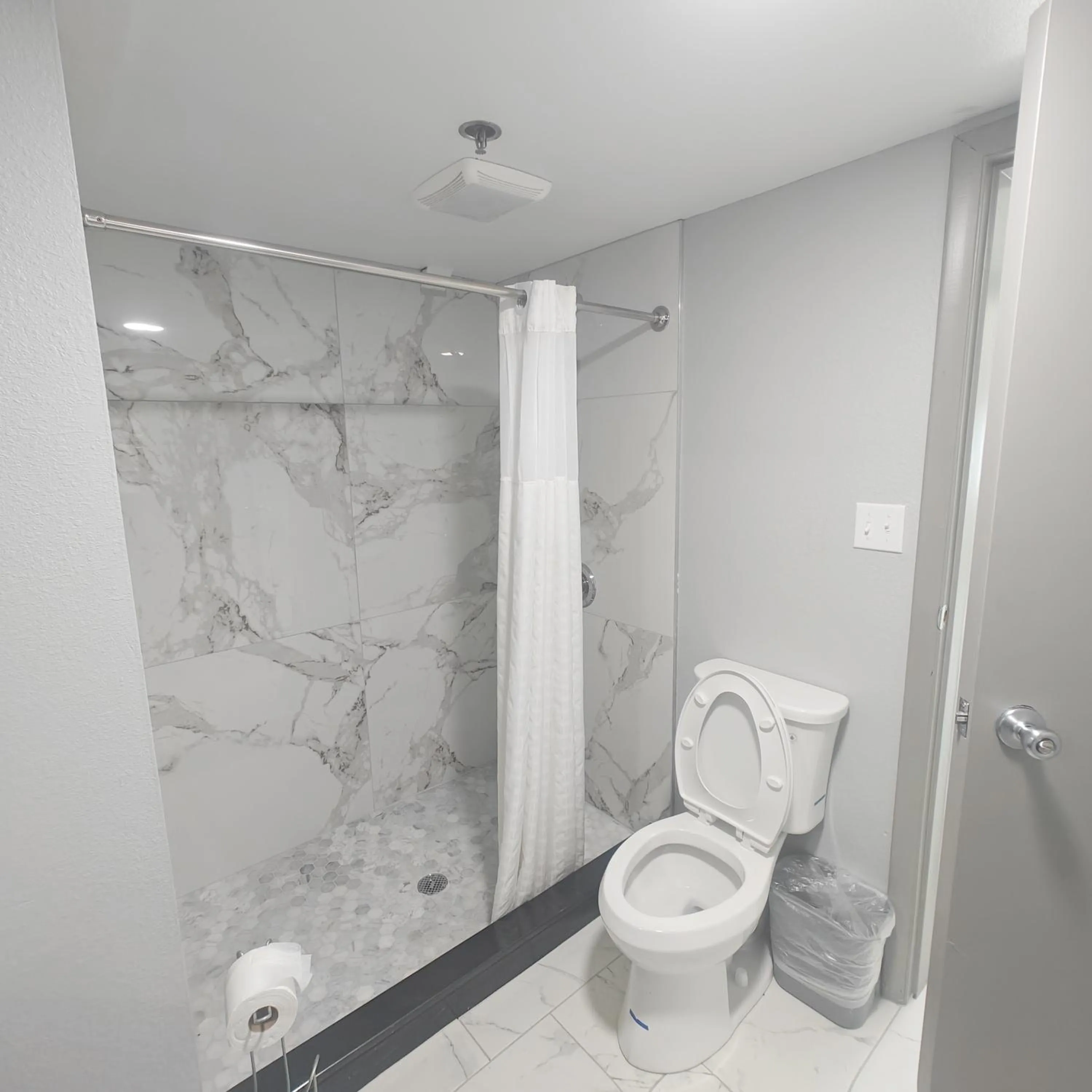 Shower in Mountain Vista Inn & Suites - Walking Distance to the Island