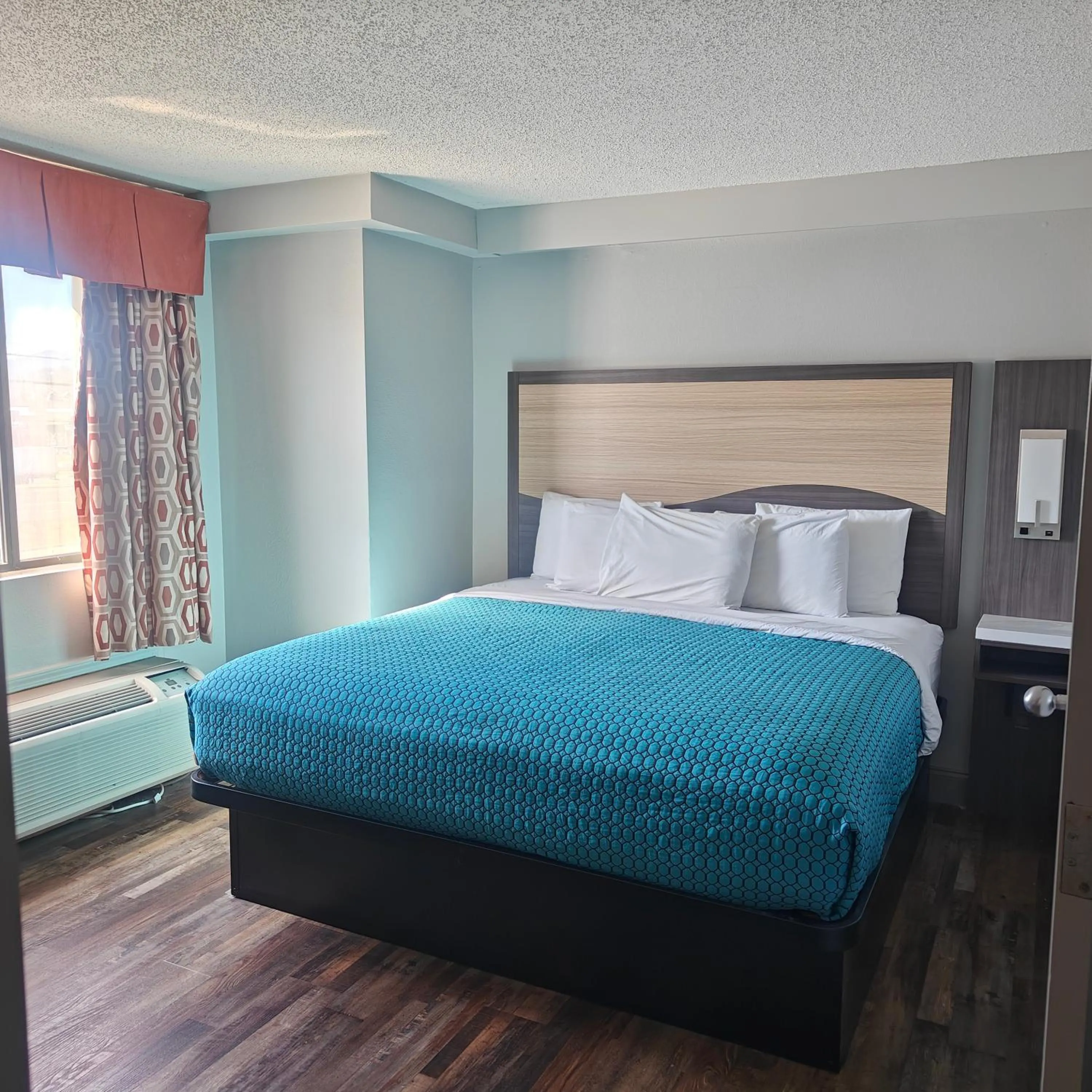 Bedroom, Bed in Mountain Vista Inn & Suites - Walking Distance to the Island