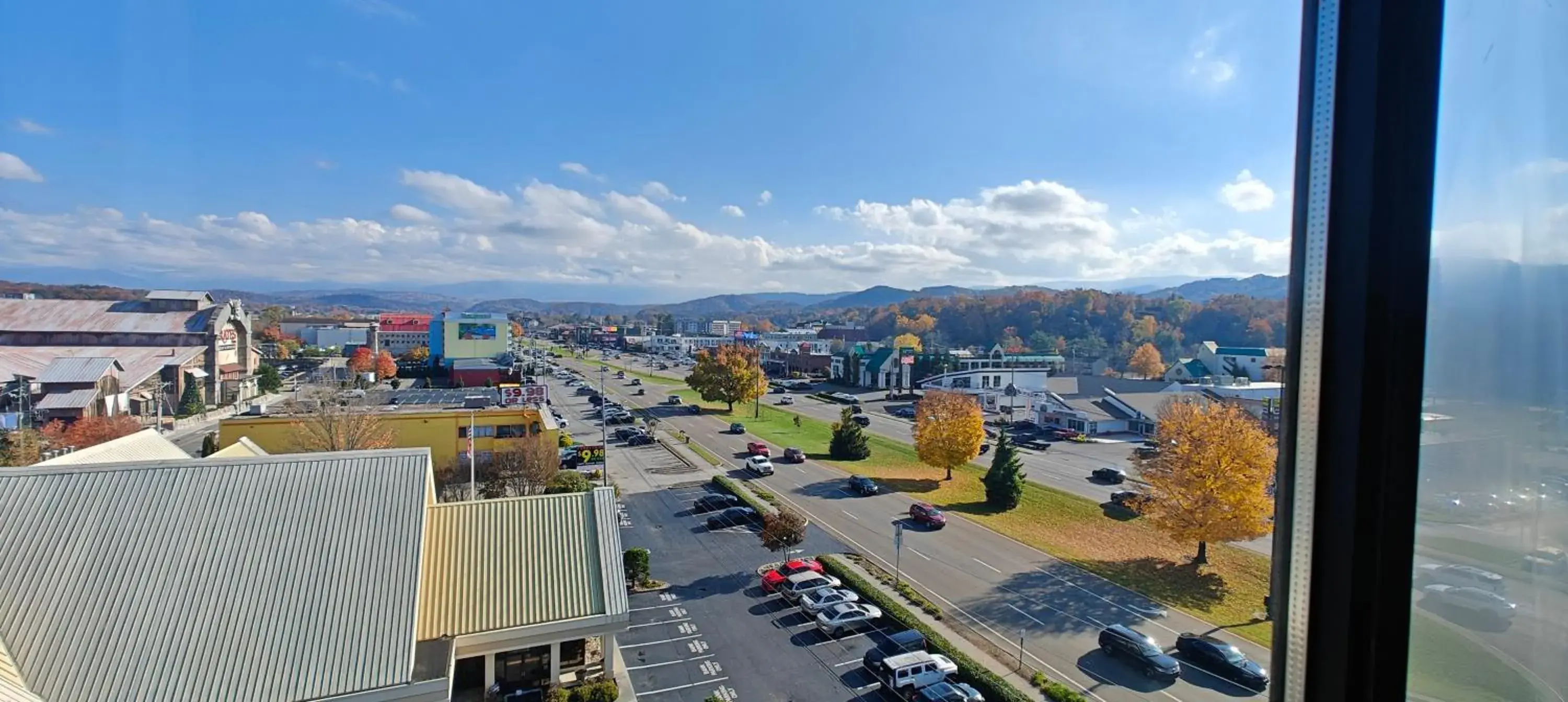 King Room with Mountain View in Mountain Vista Inn & Suites - Walking Distance to the Island King Room with Mountain View in Mountain Vista Inn & Suites - Walking Distance to the Island