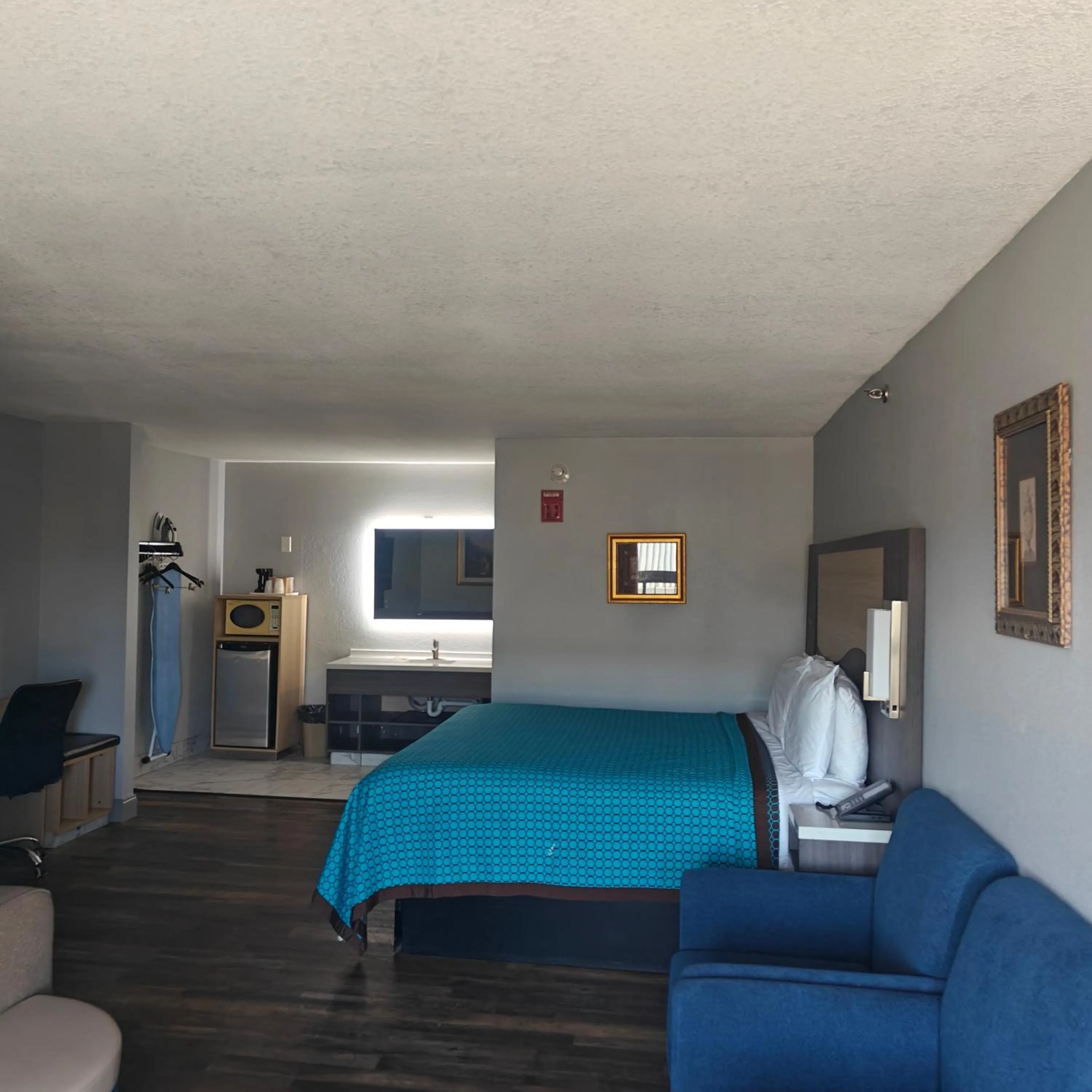 Photo of the whole room, Bed in Mountain Vista Inn & Suites - Walking Distance to the Island