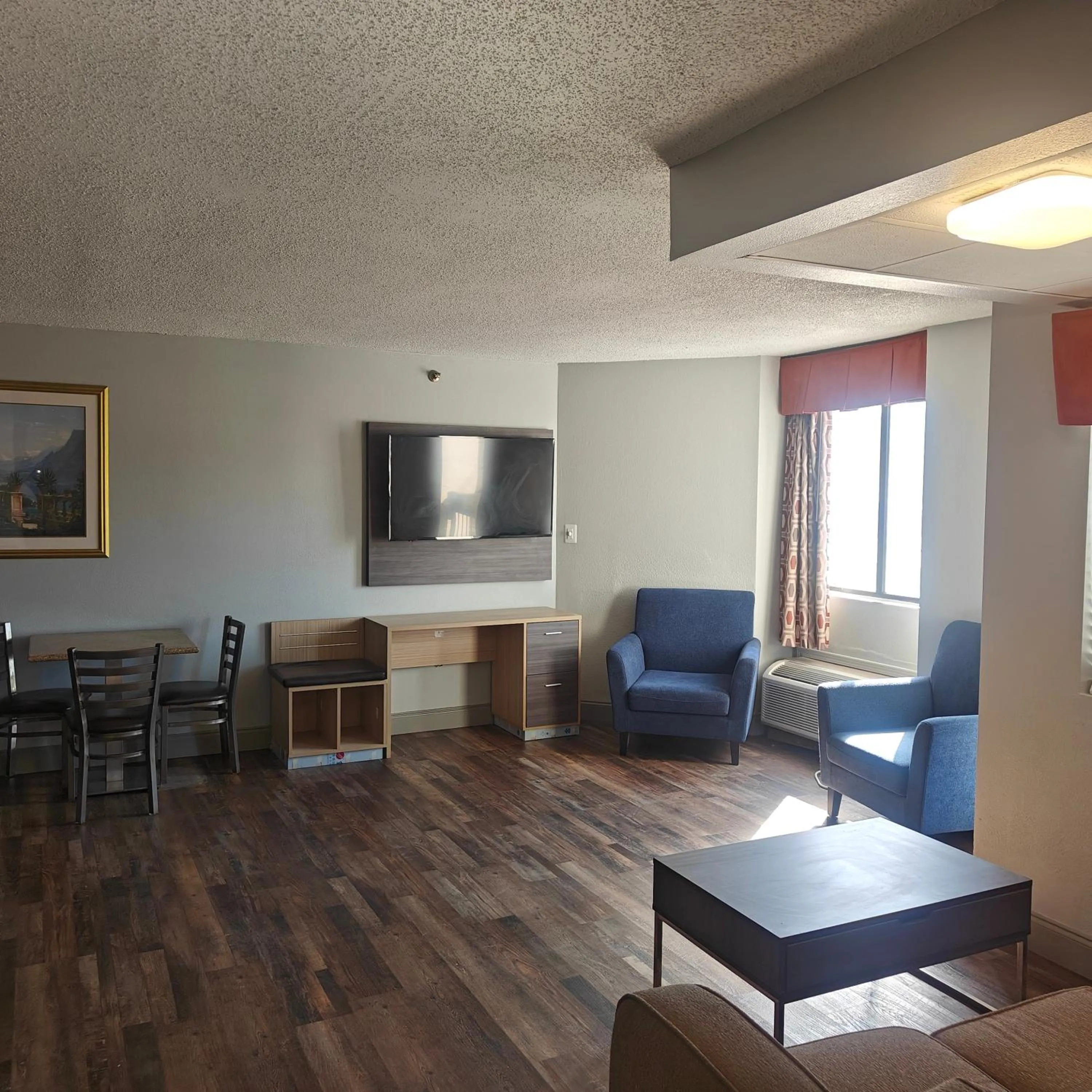 Living room in Mountain Vista Inn & Suites - Walking Distance to the Island