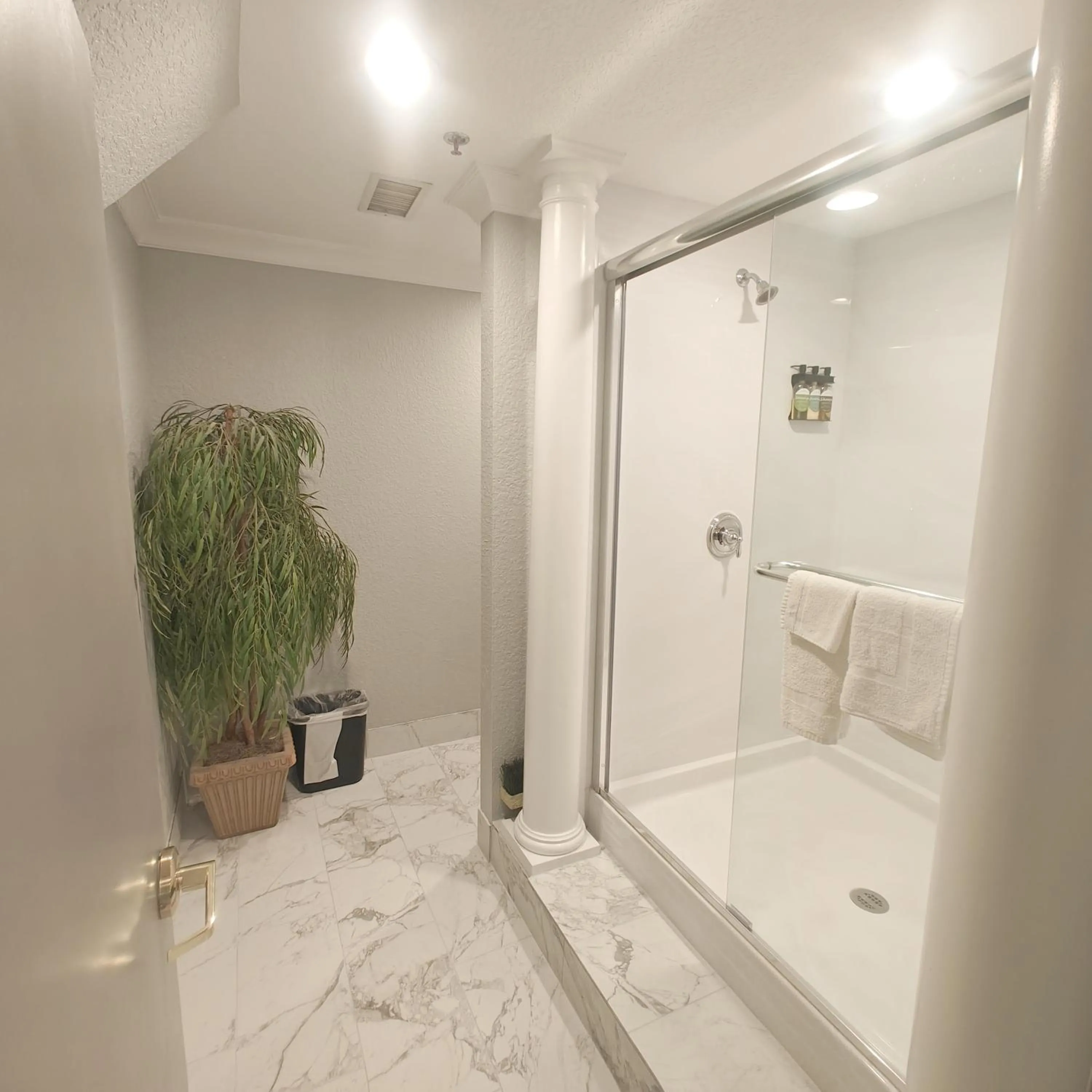 Mountain Vista Inn & Suites - Walking Distance to the Island