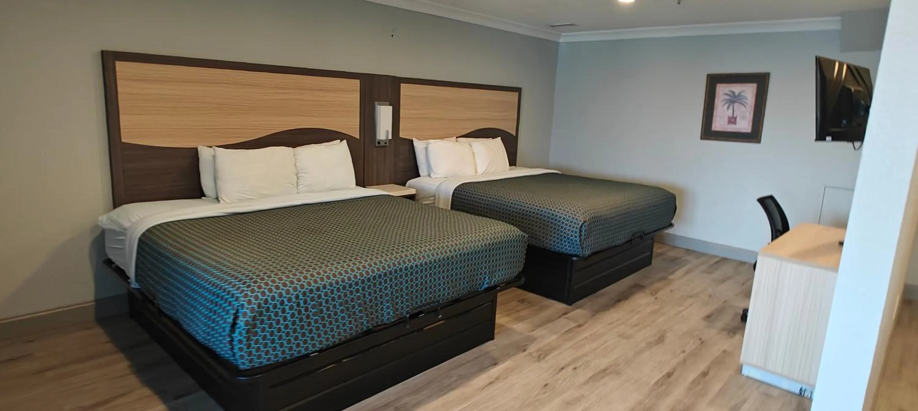Bed in Mountain Vista Inn & Suites - Walking Distance to the Island