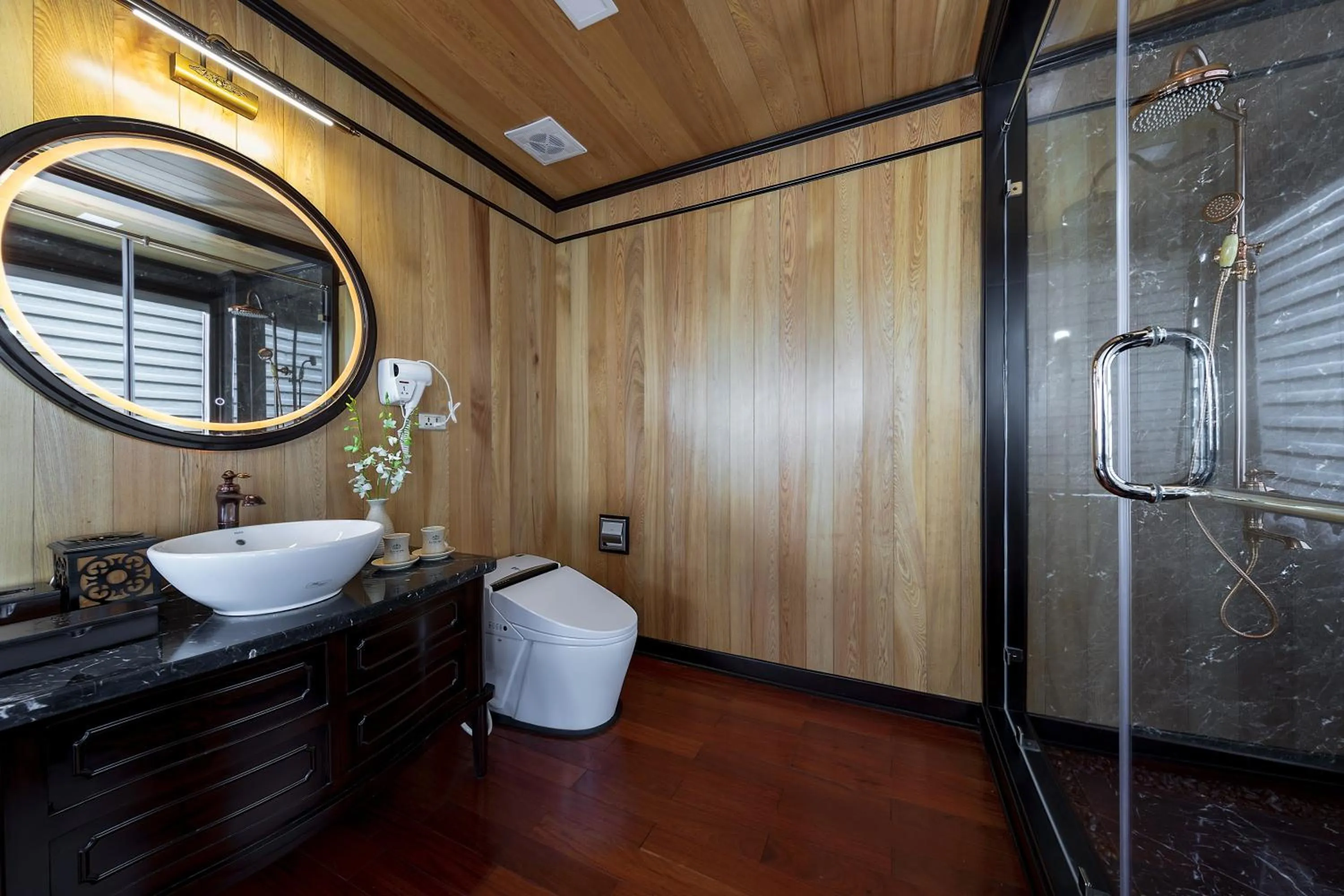 Bathroom in La Regina Legend Cruise