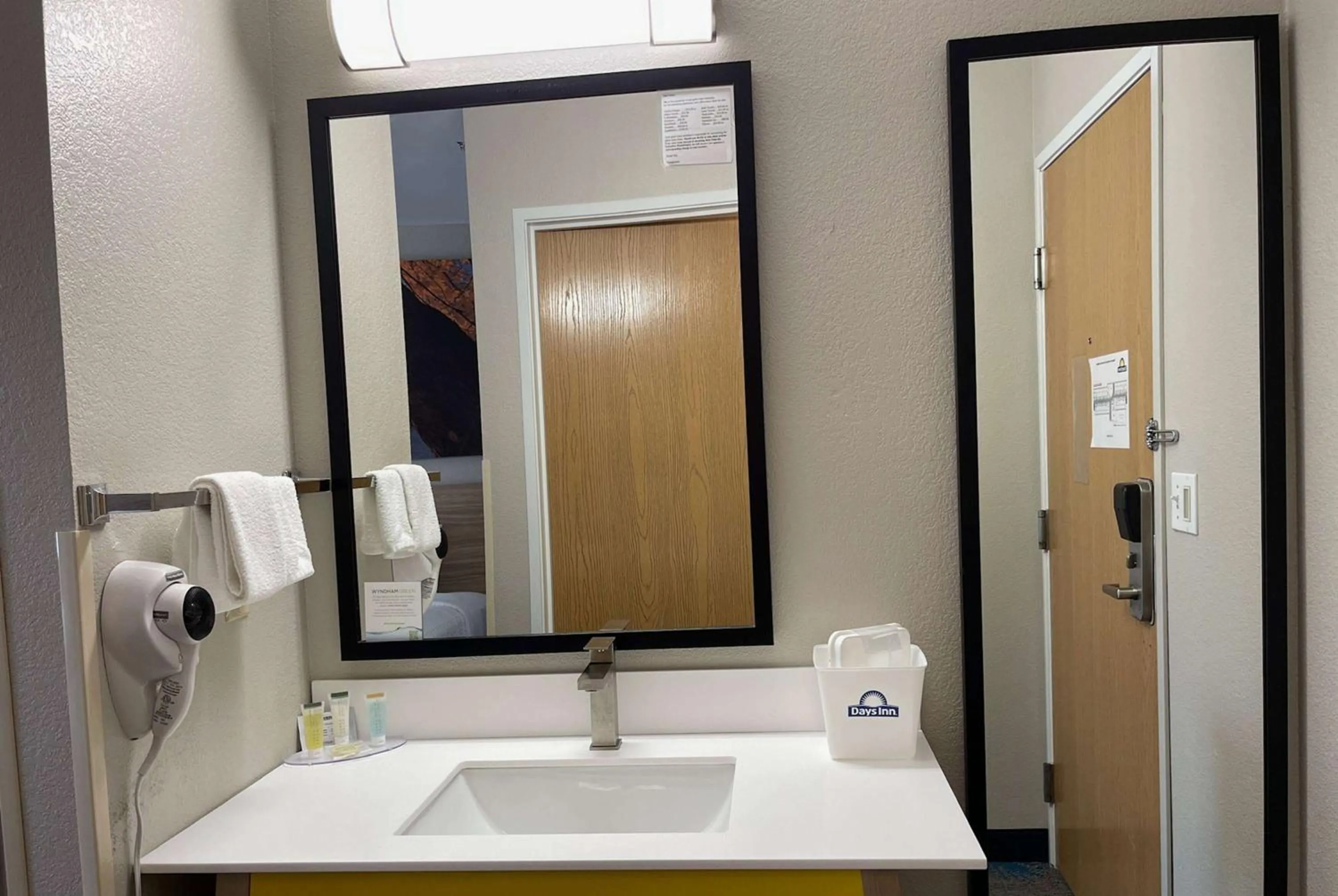 TV and multimedia in Days Inn by Wyndham Imlay City