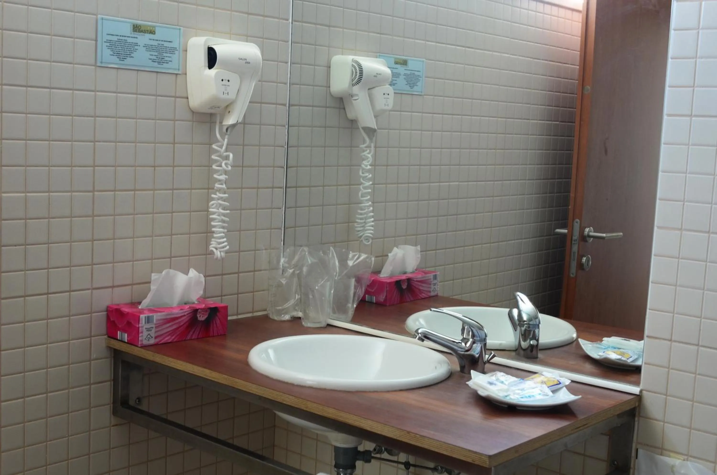 Shower in Hotel Sao Sebastiao de Boliqueime