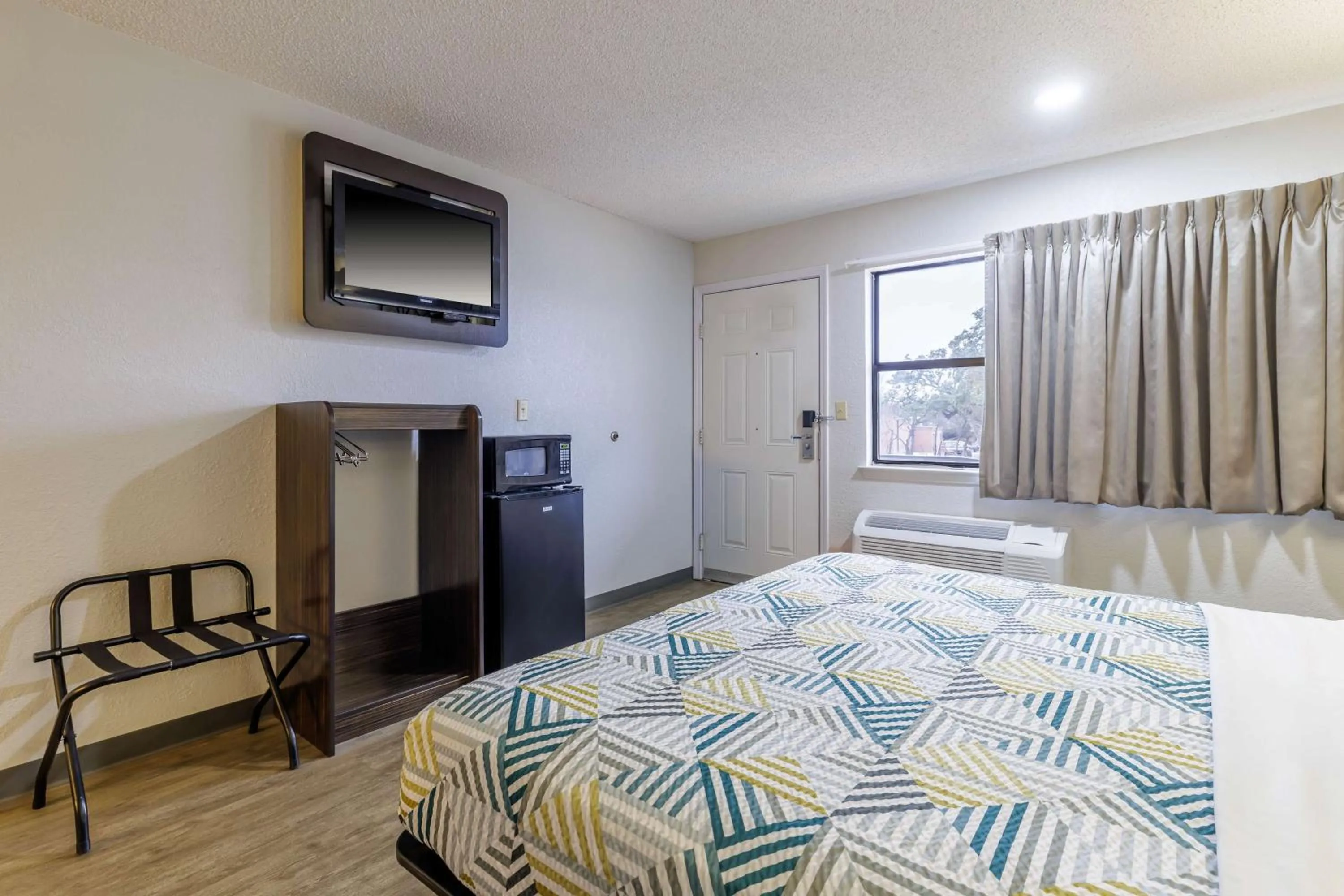 Bedroom, Bed in Motel 6 Boerne TX