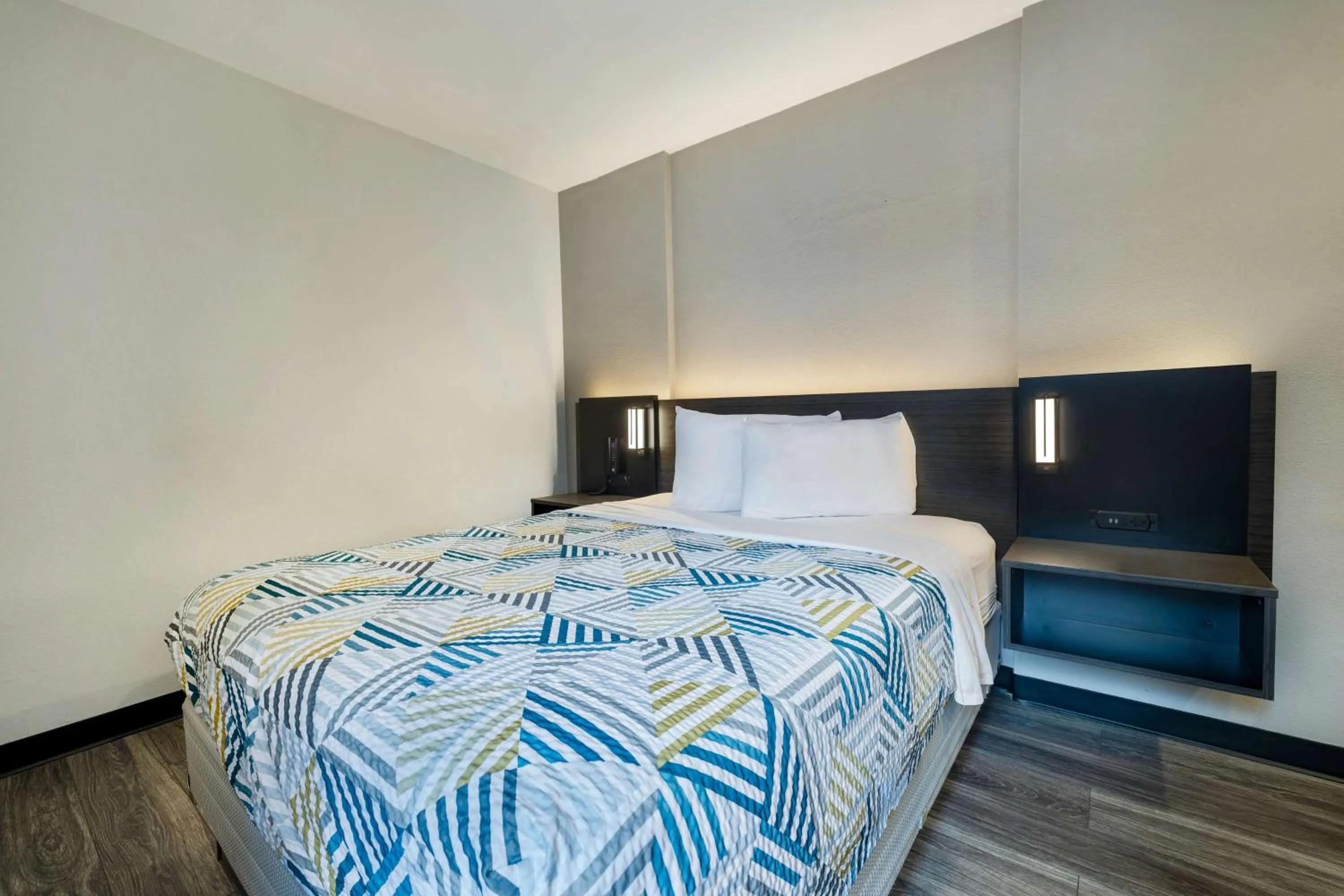 Bedroom, Bed in Motel 6-McAllen, TX - East