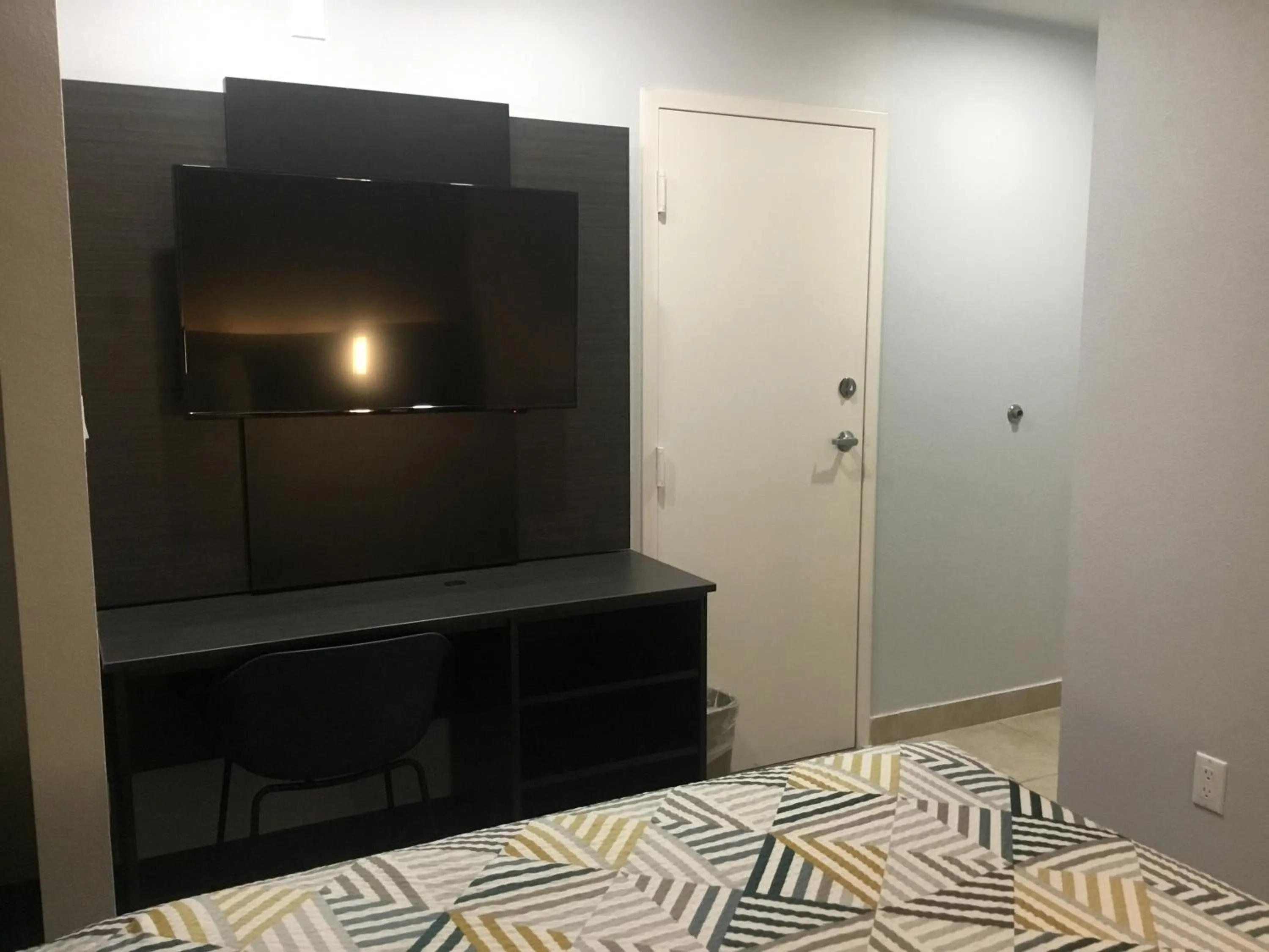 TV and multimedia, Bed in Motel 6-McAllen, TX - East