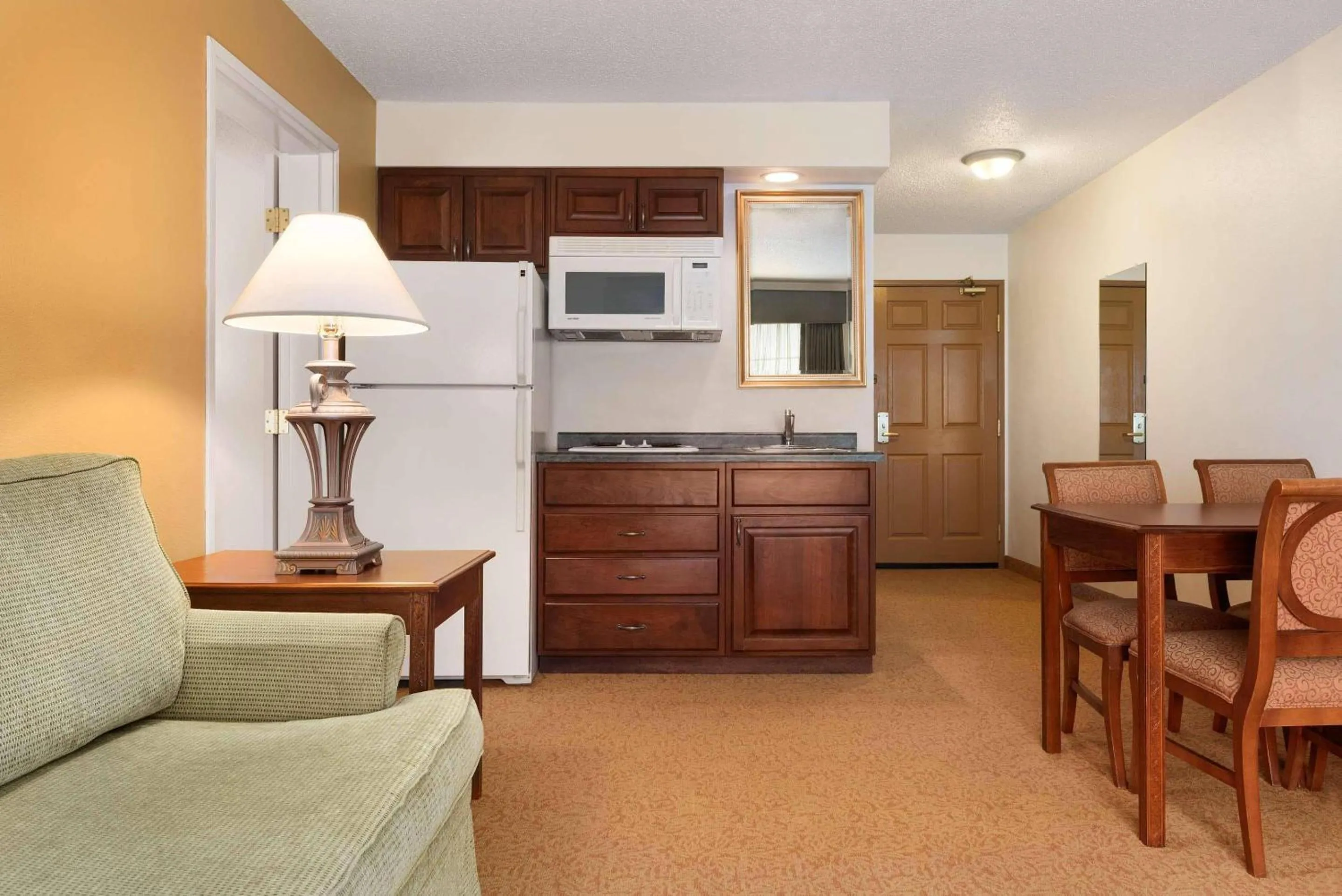 Bedroom in Country Inn & Suites by Radisson, Mankato Hotel and Conference Center, MN