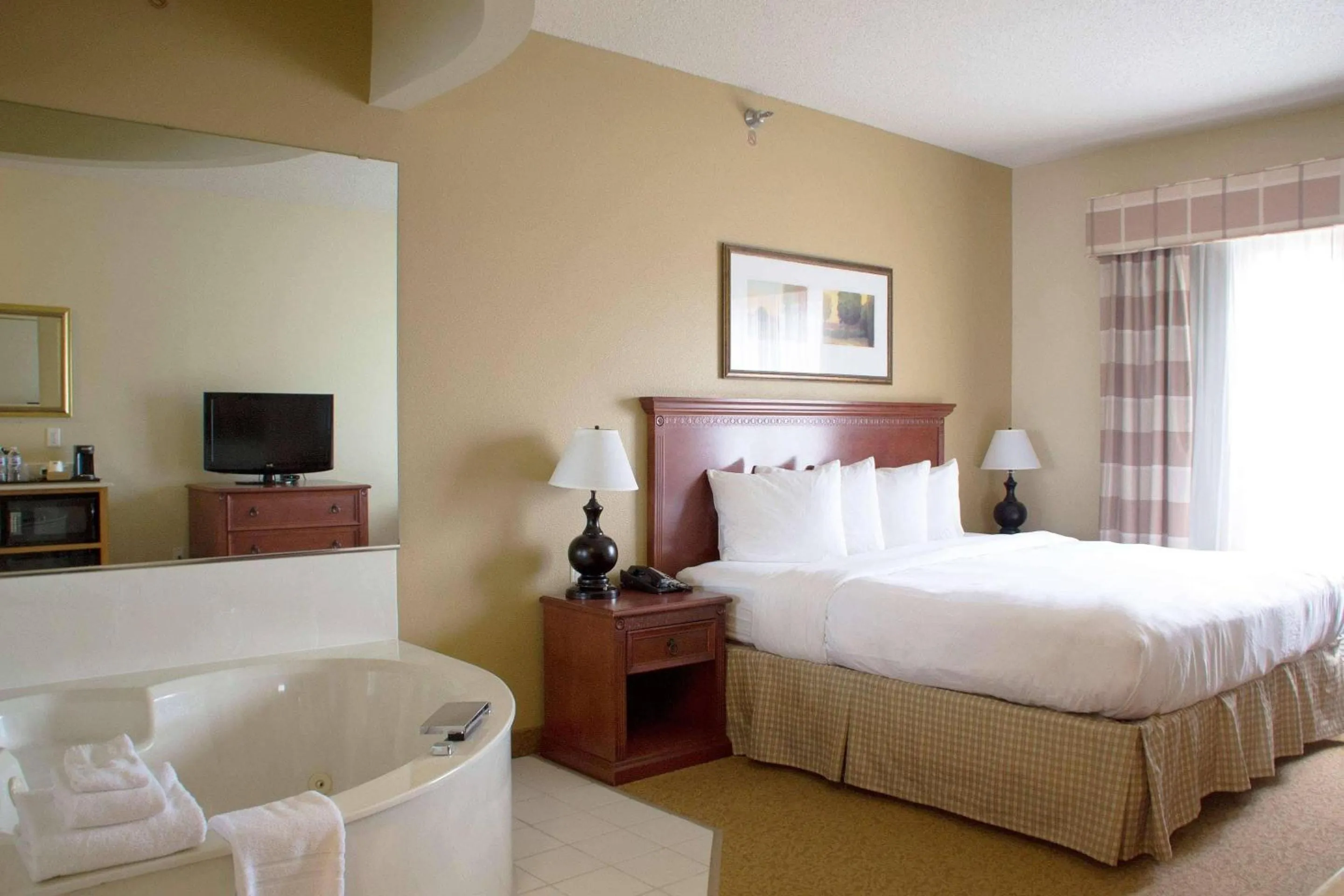 Bedroom, Bed in Country Inn & Suites by Radisson, Mankato Hotel and Conference Center, MN