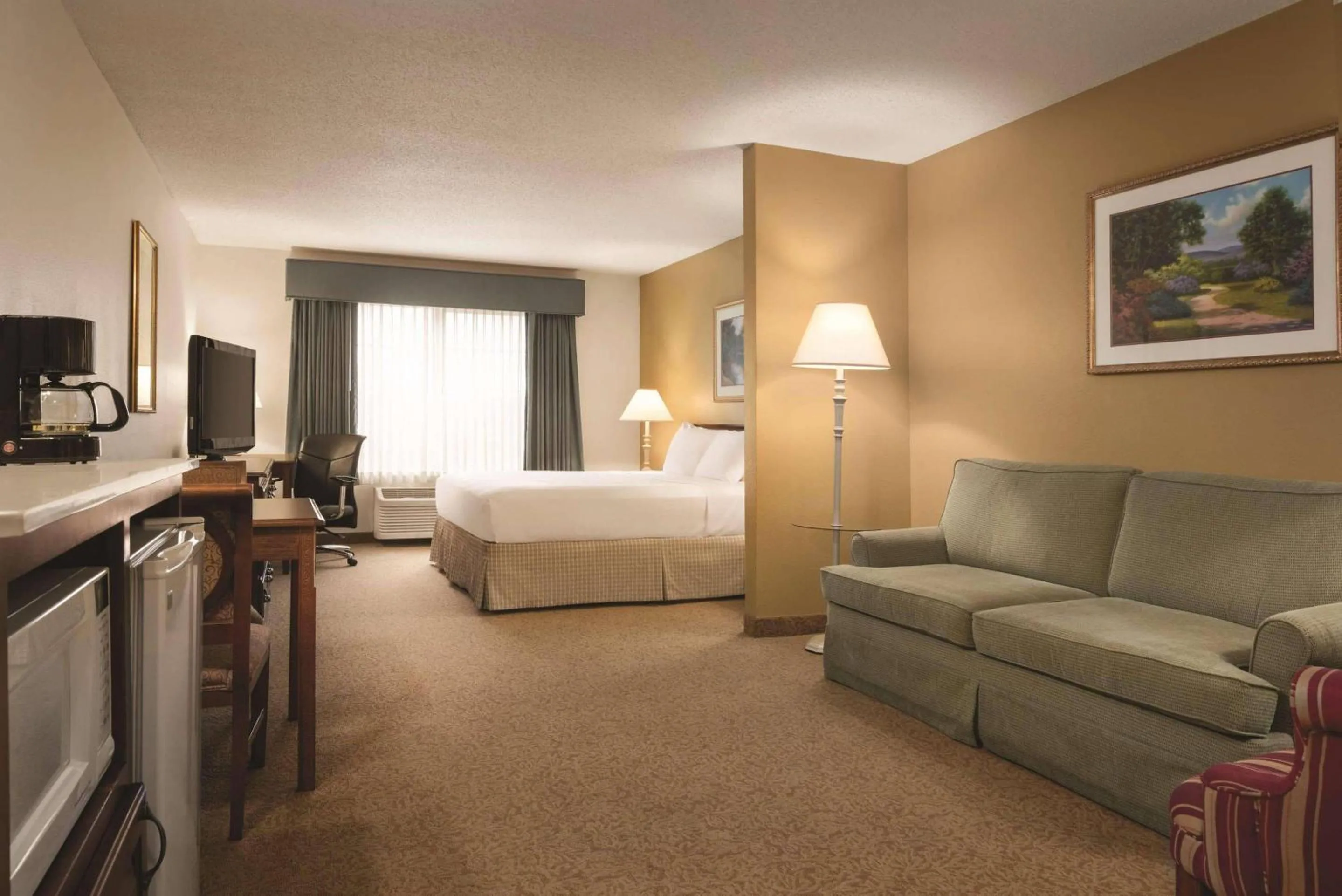 Bedroom, Bed in Country Inn & Suites by Radisson, Mankato Hotel and Conference Center, MN