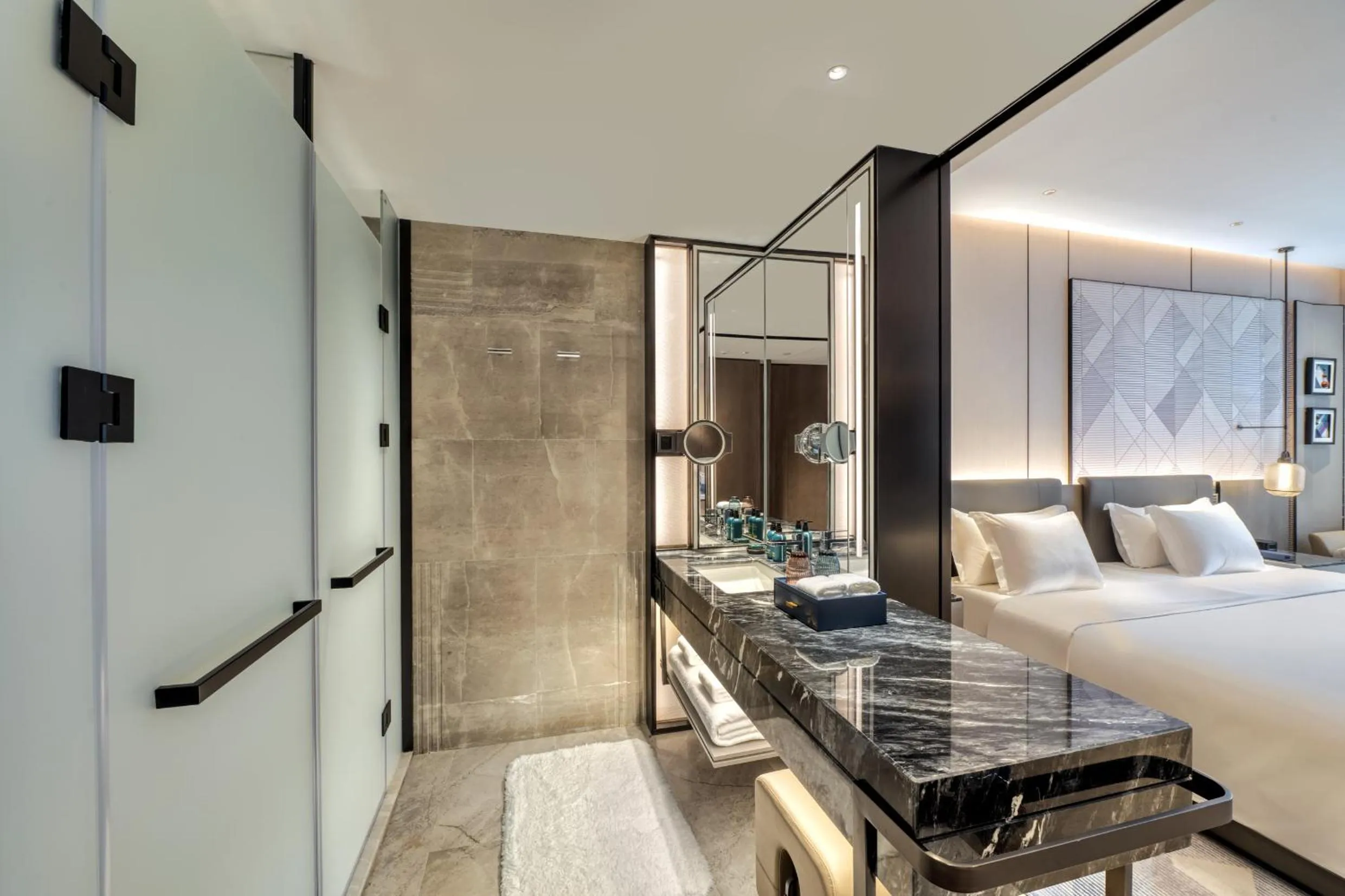 Bathroom, Bed in Crowne Plaza Rugao