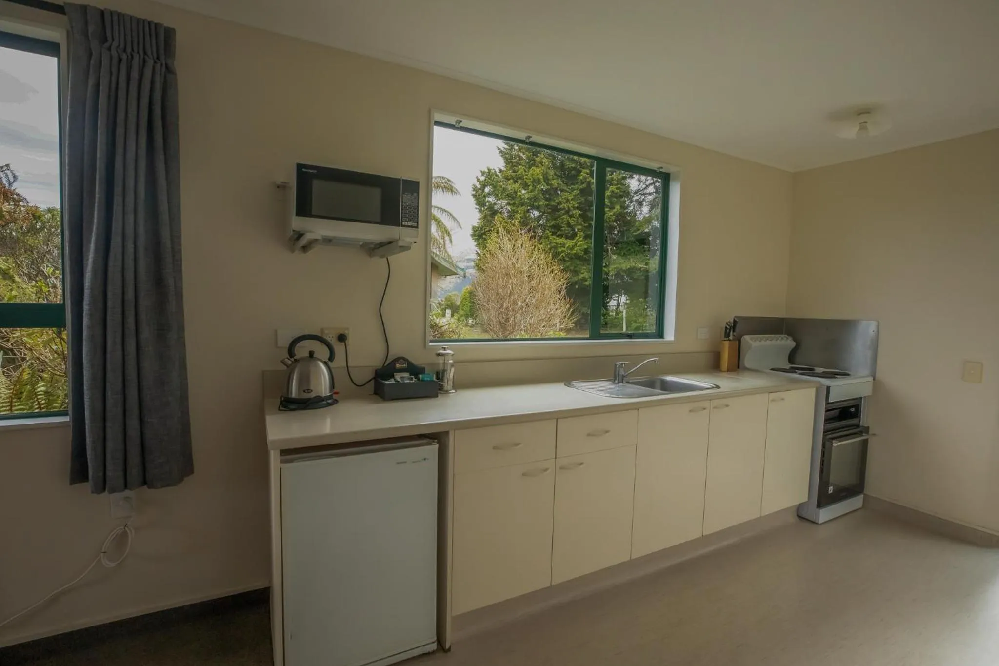 kitchen in Rainforest Motel