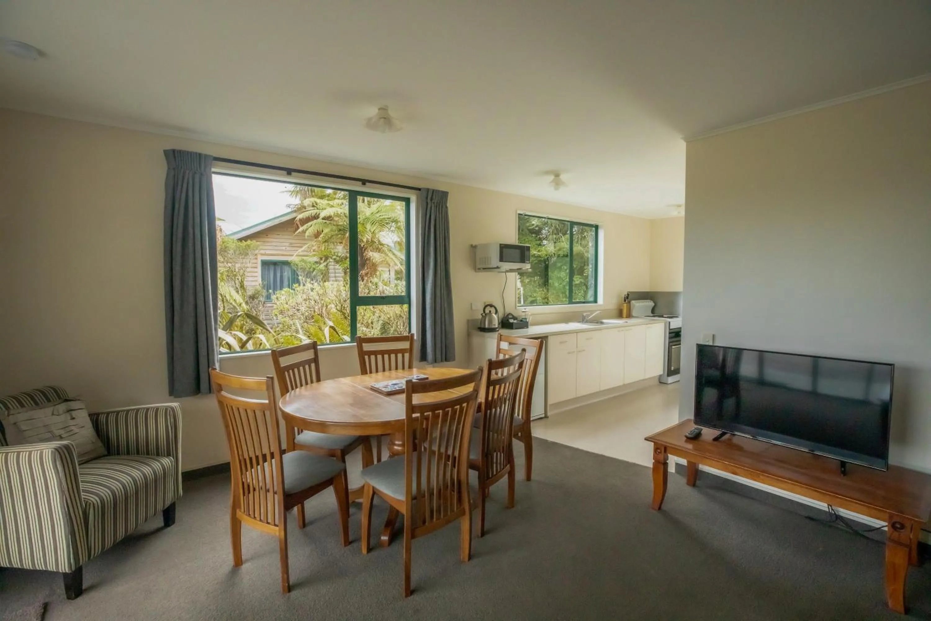 Living room in Rainforest Motel