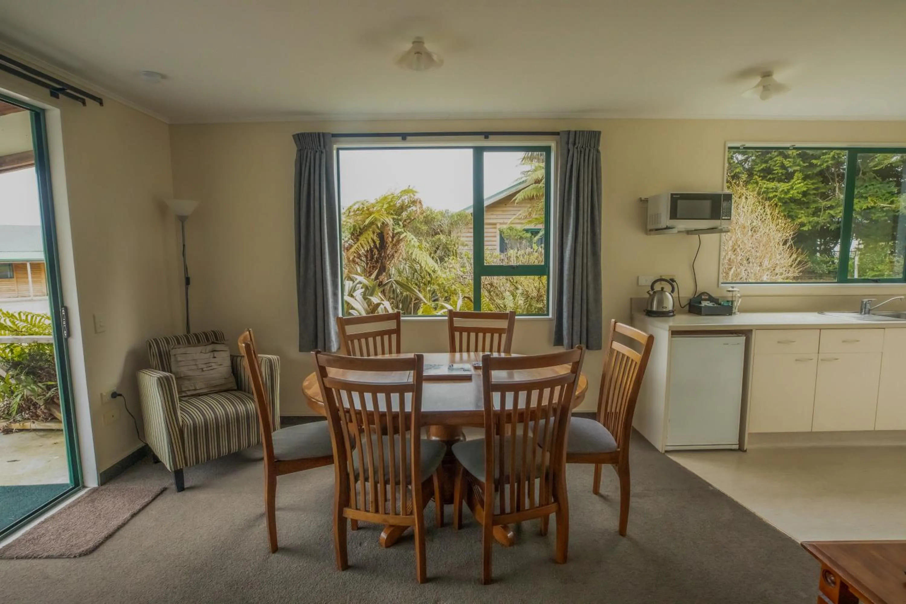 Dining area in Rainforest Motel
