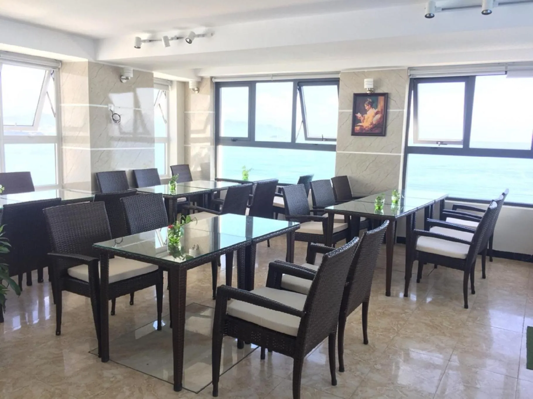 Restaurant/places to eat in Sea Pearl Hotel