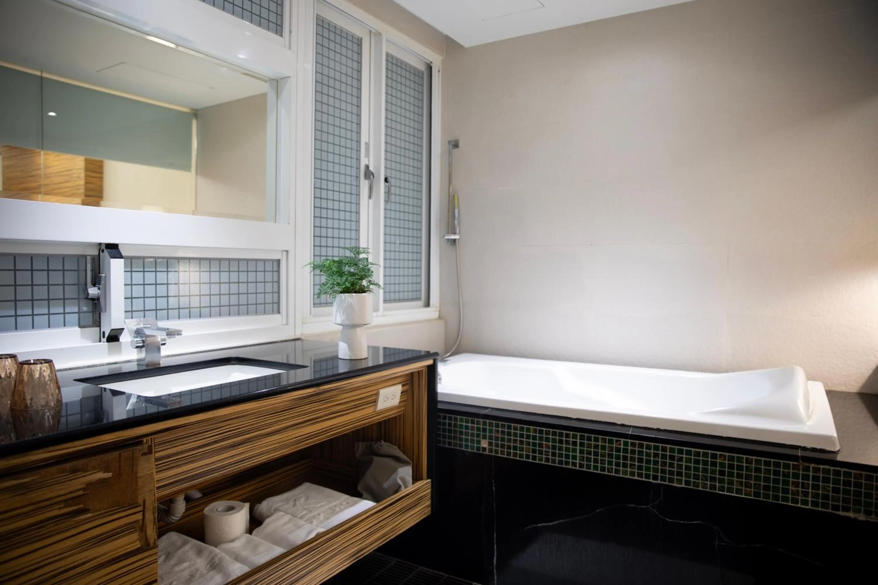 Bath, Bed in Kapok Hotel & Resorts