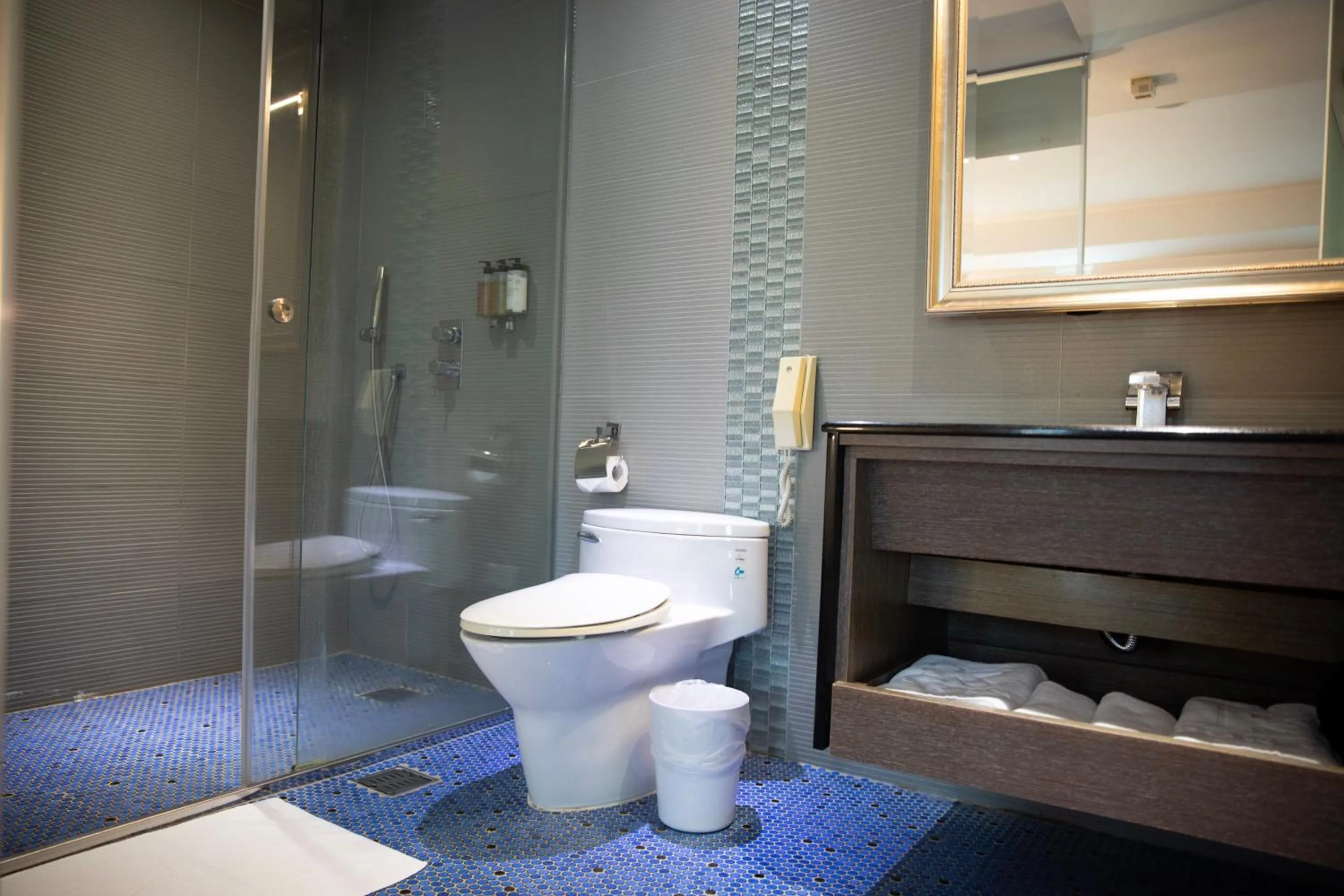 Shower in Kapok Hotel & Resorts