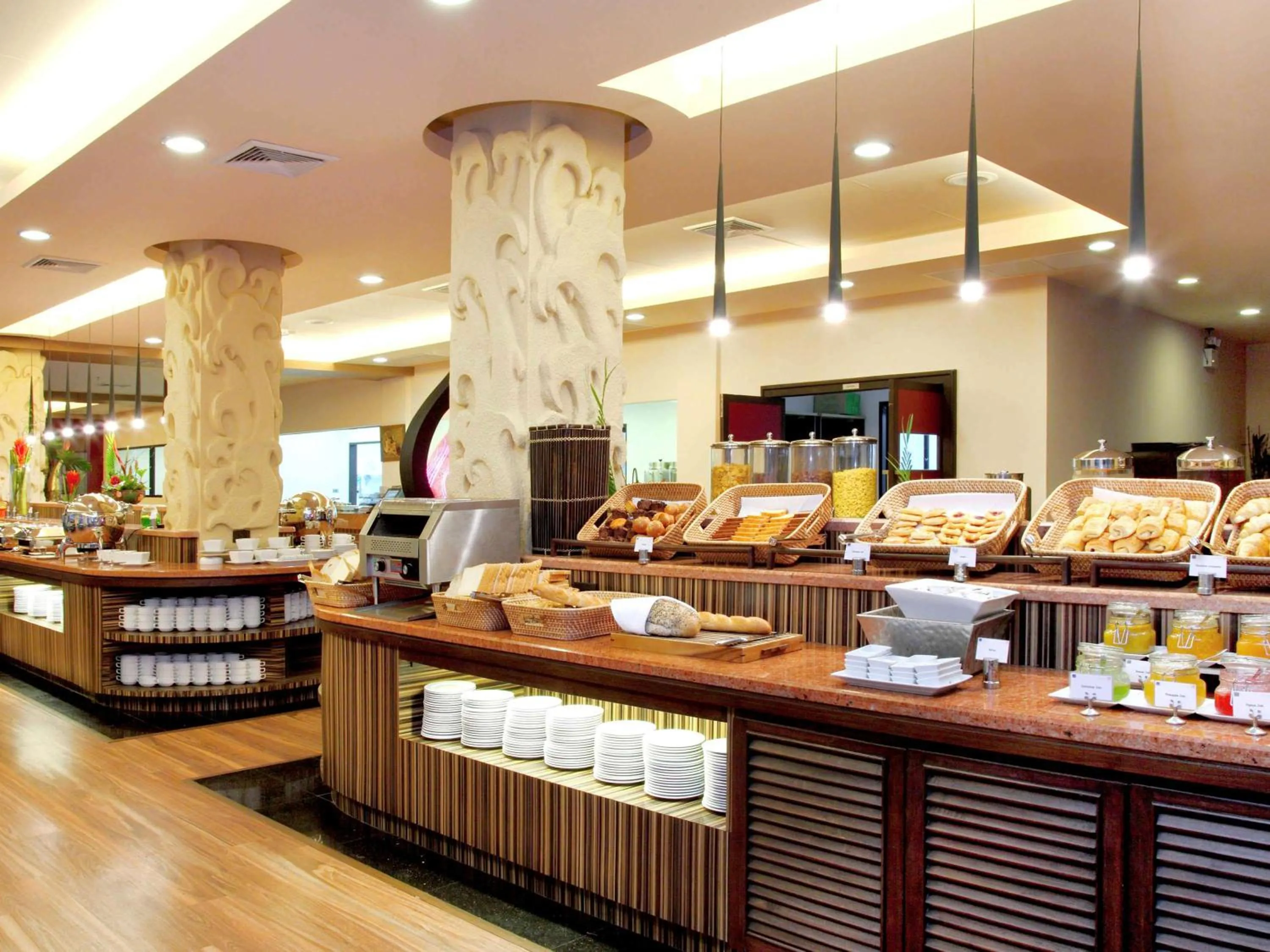 Restaurant/places to eat in Novotel Phuket Vintage Park Resort