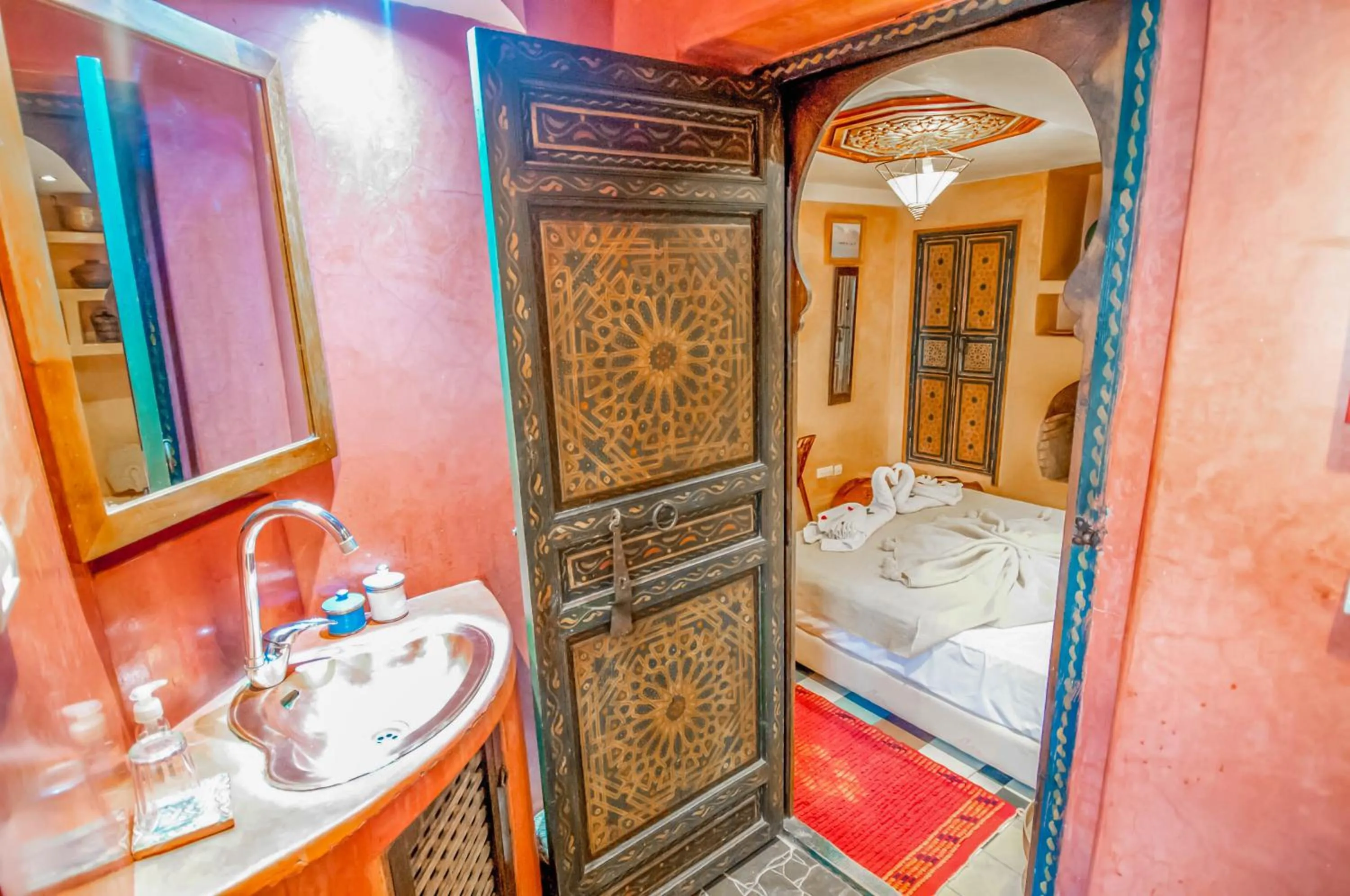 Bathroom, Bed in Riad Chorfa