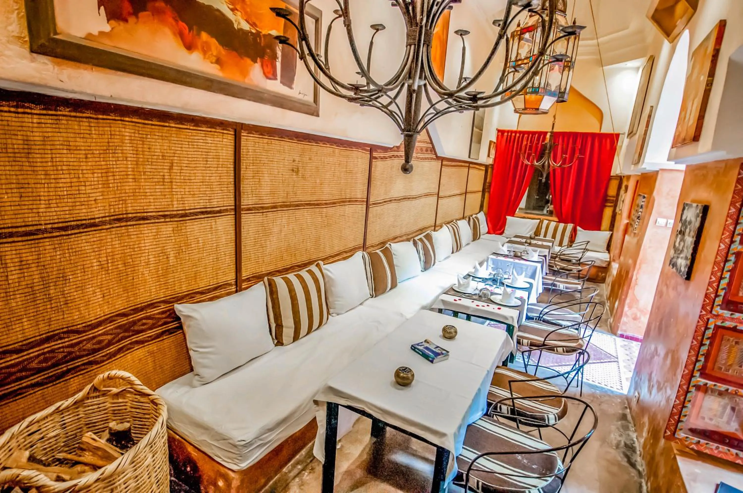 Restaurant/places to eat in Riad Chorfa