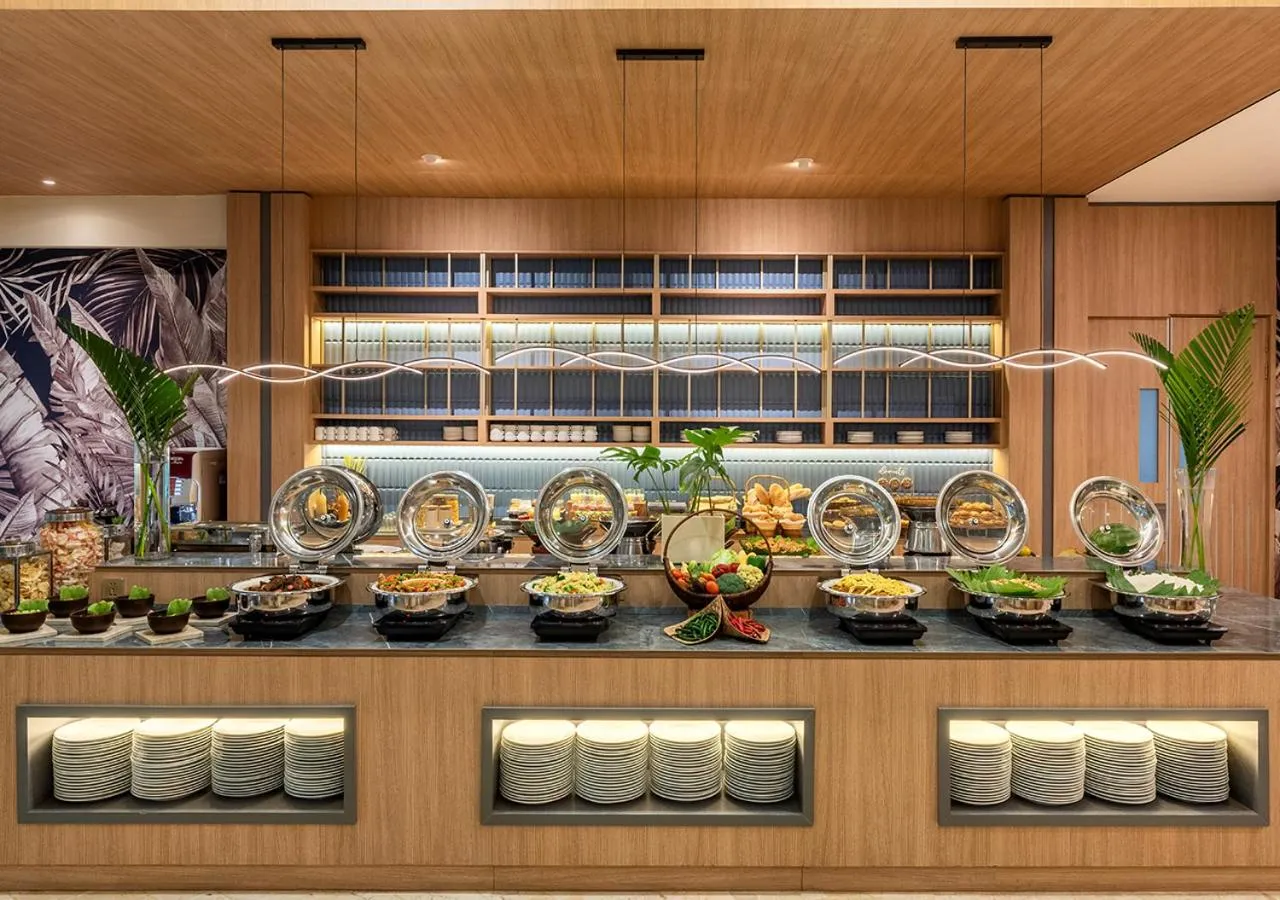 Restaurant/places to eat in Oakwood Hotel & Apartments Taman Mini Jakarta