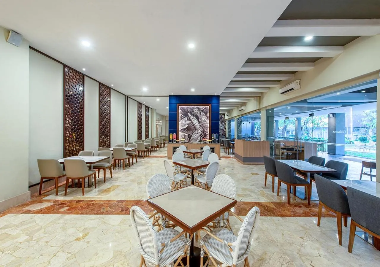 Restaurant/places to eat in Oakwood Hotel & Apartments Taman Mini Jakarta