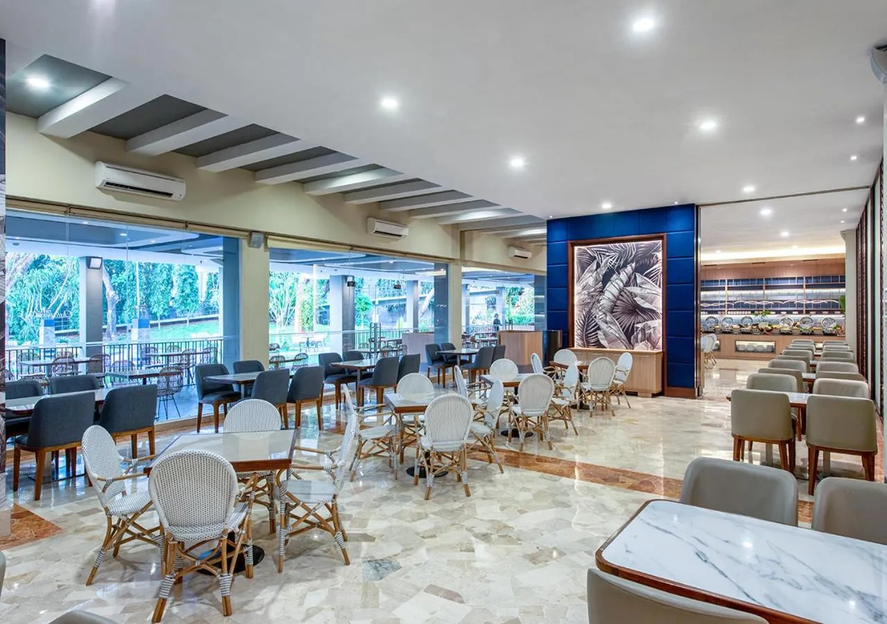 Restaurant/places to eat in Oakwood Hotel & Apartments Taman Mini Jakarta