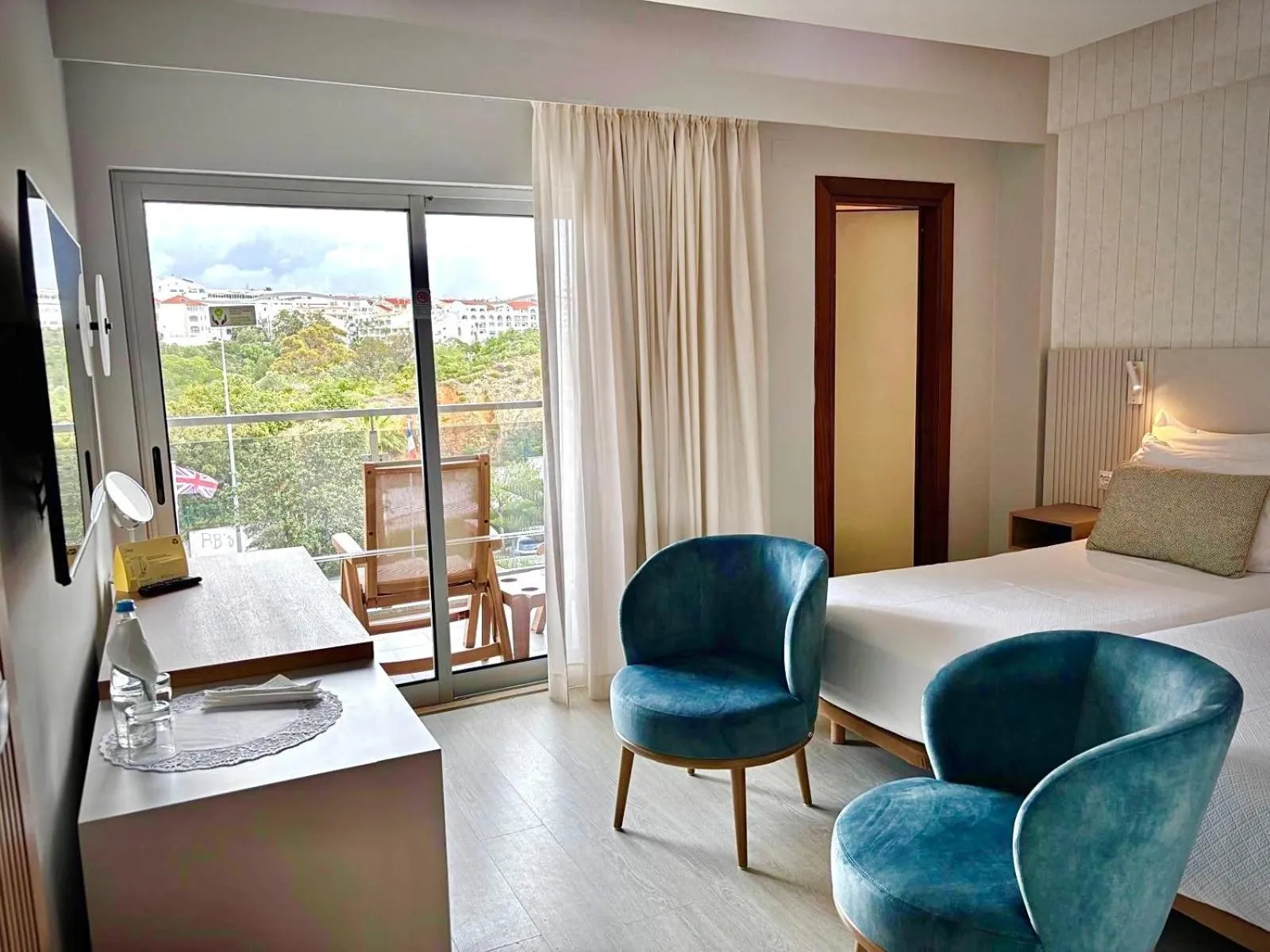 Photo of the whole room, Bed in Alisios