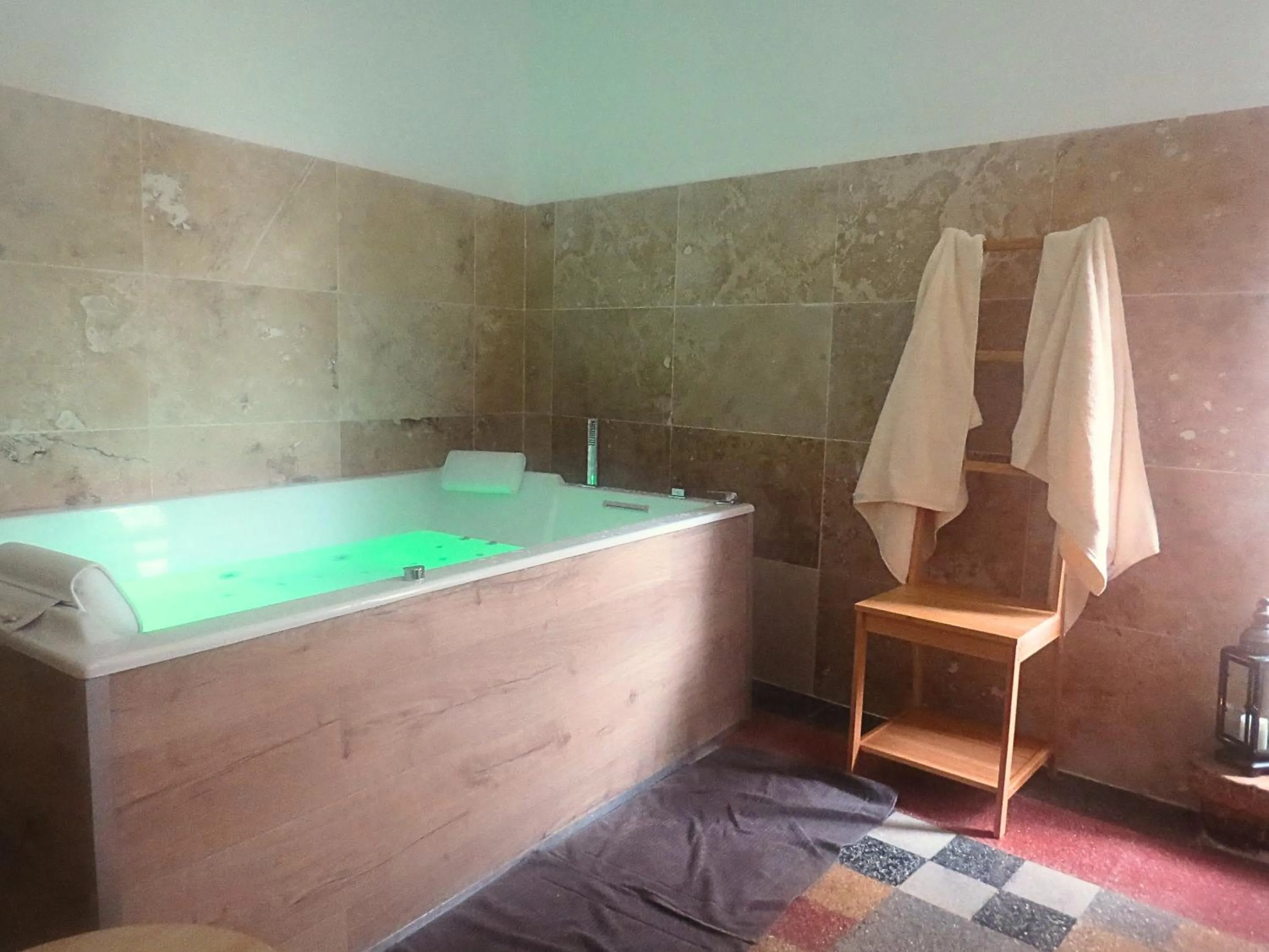 Hot Tub in Maison d'hôtes La Bignone