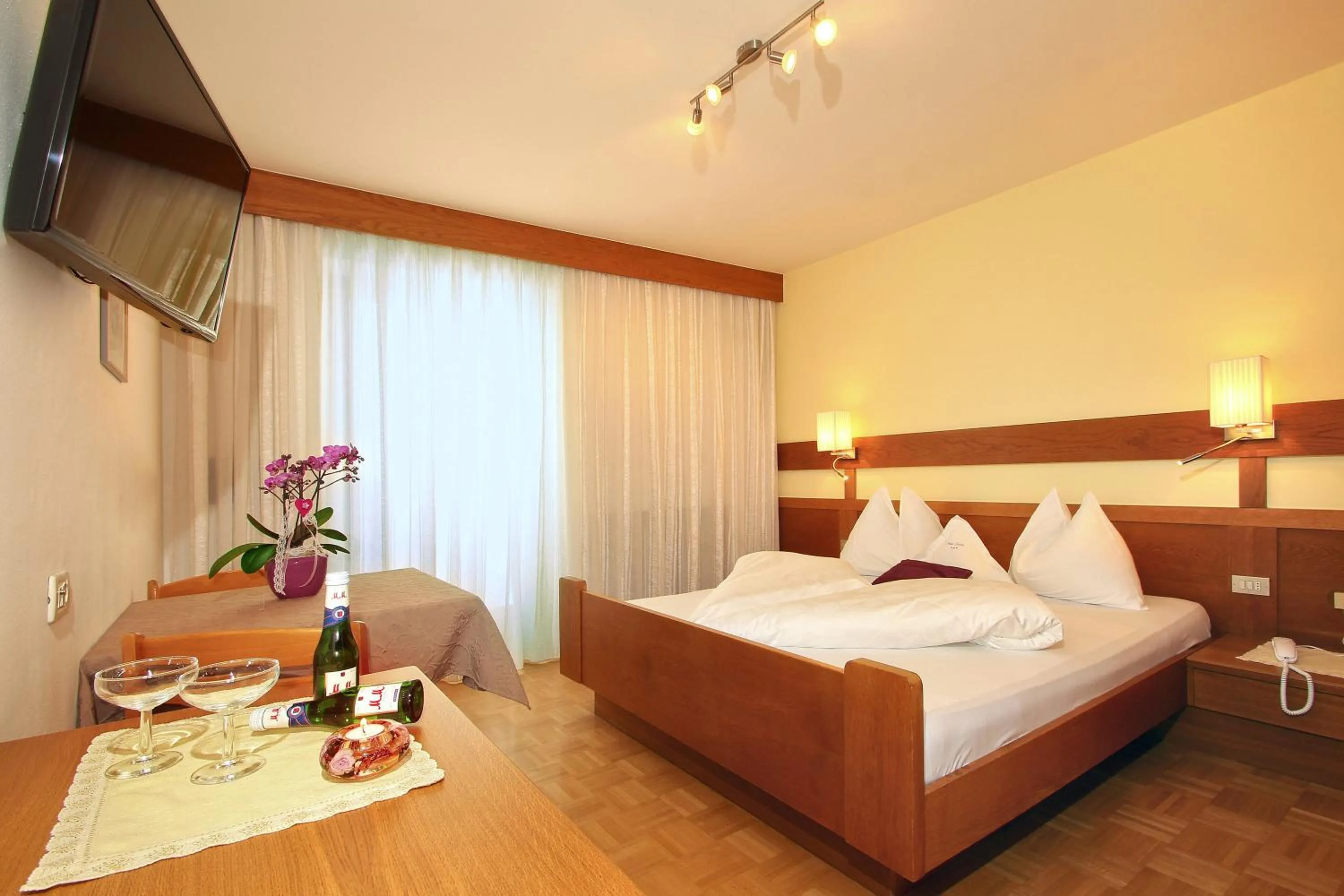 Bed in Hotel Garni Savoy - new opening