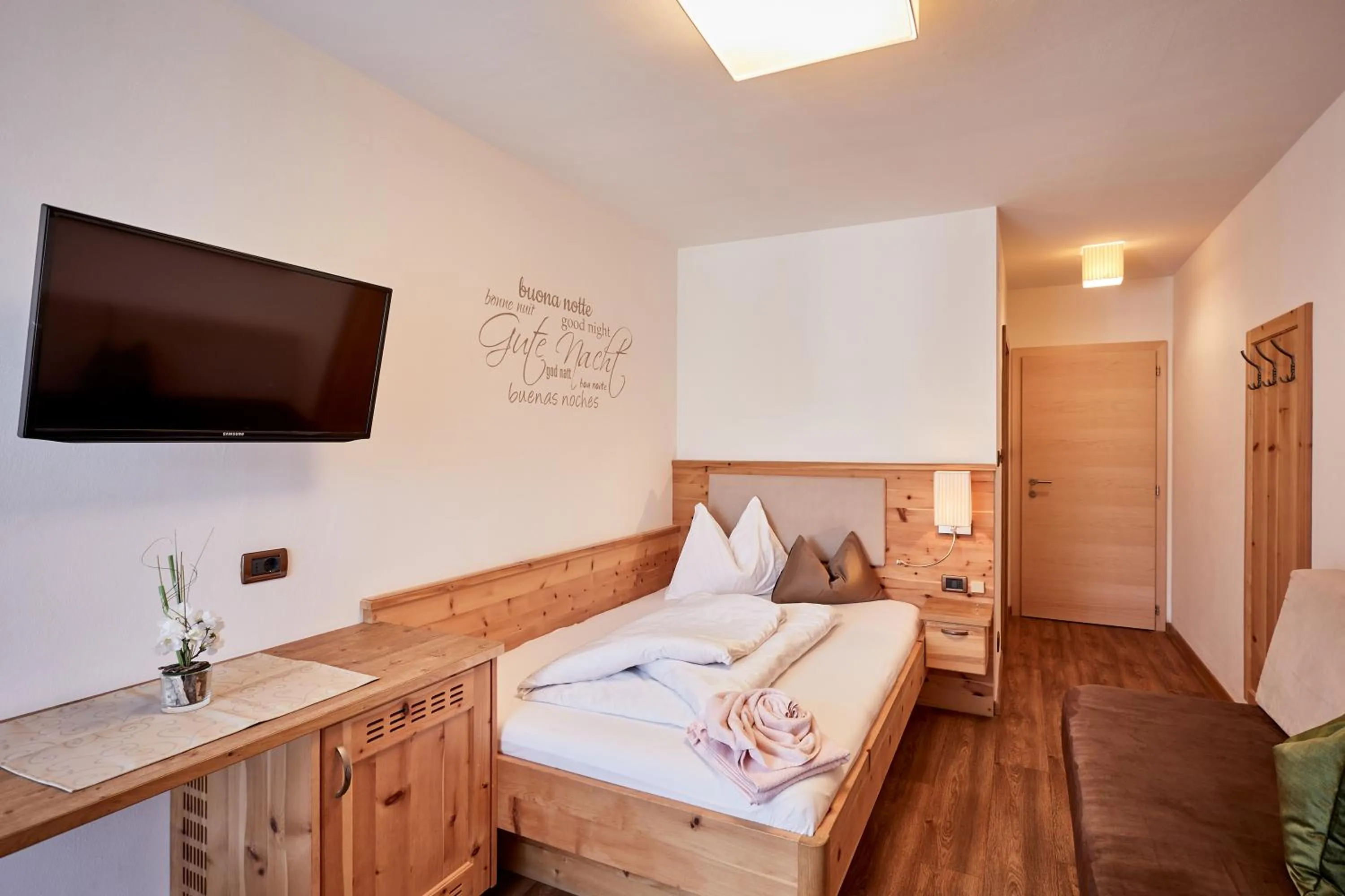 Photo of the whole room, Bed in Hotel Garni Savoy - new opening