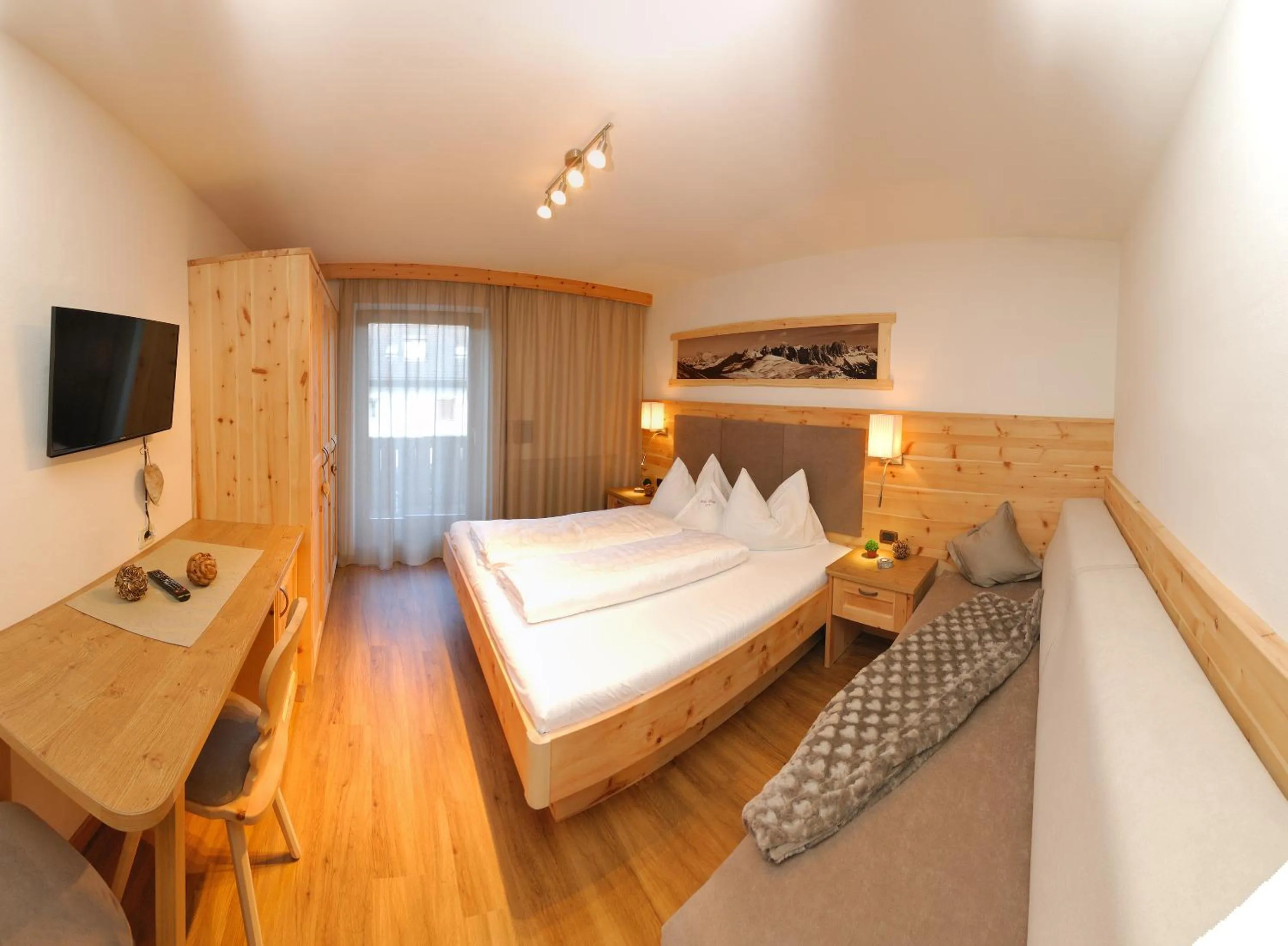 Photo of the whole room, Bed in Hotel Garni Savoy - new opening