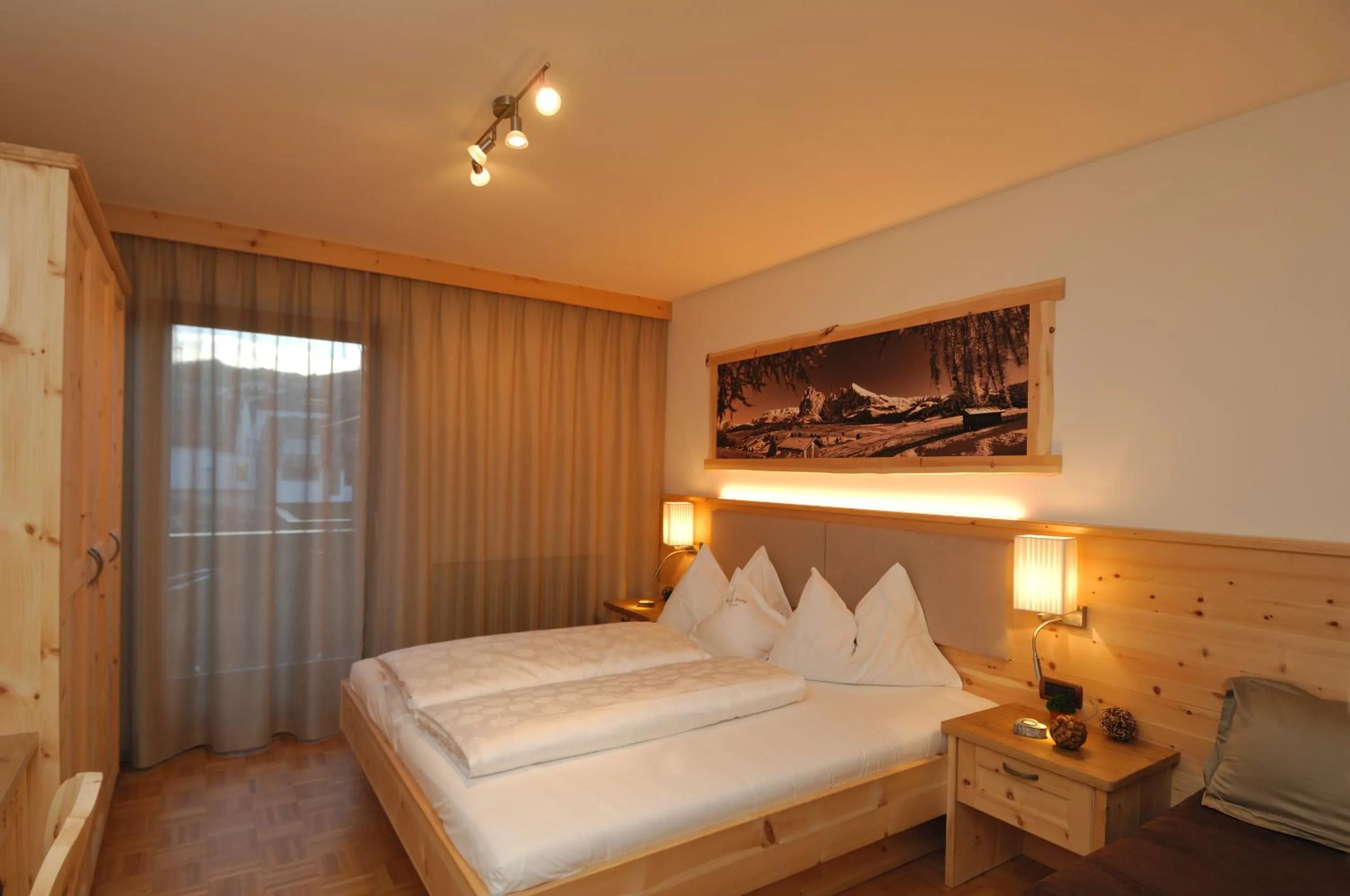 Photo of the whole room, Bed in Hotel Garni Savoy - new opening