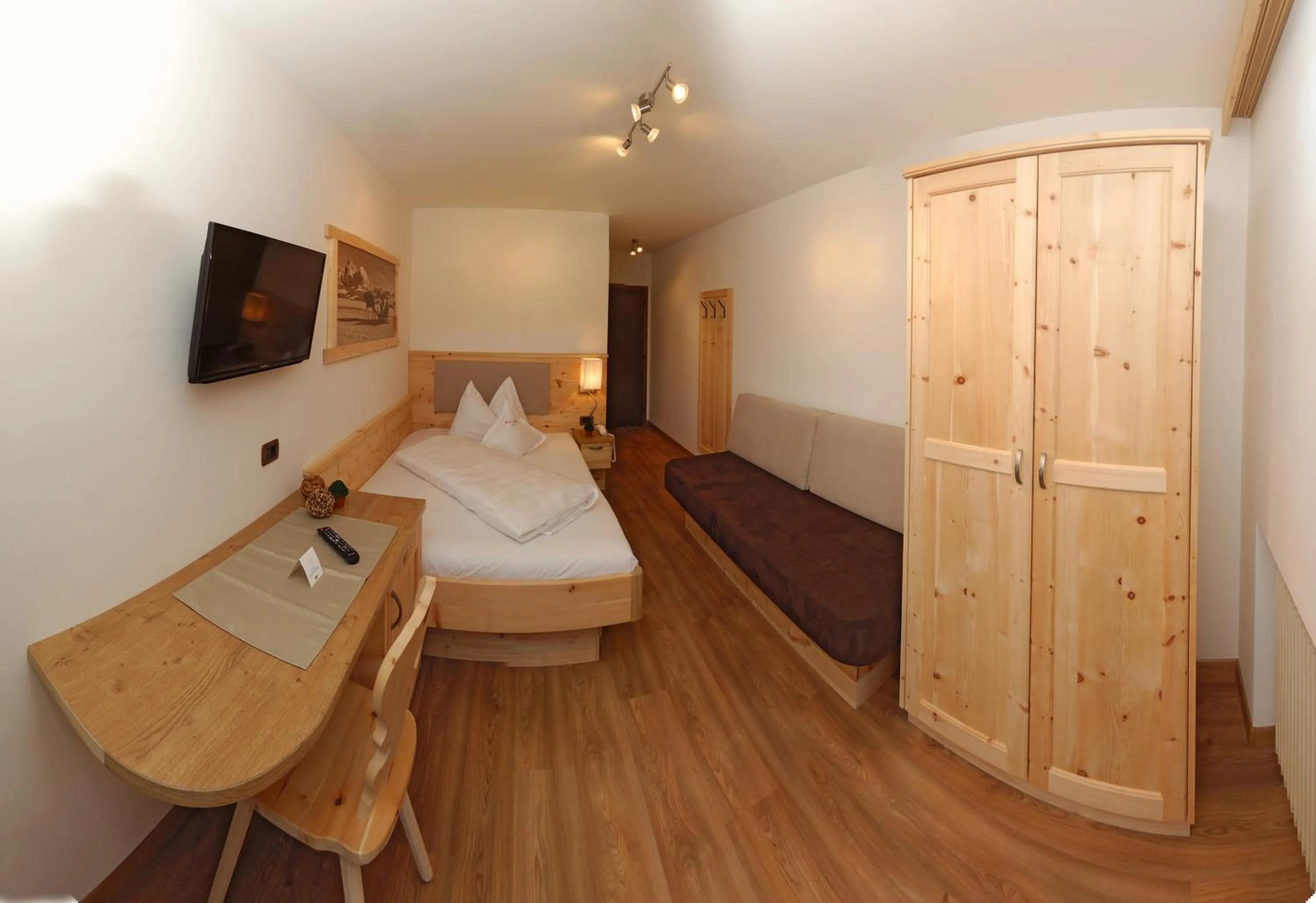 Photo of the whole room, Bed in Hotel Garni Savoy - new opening