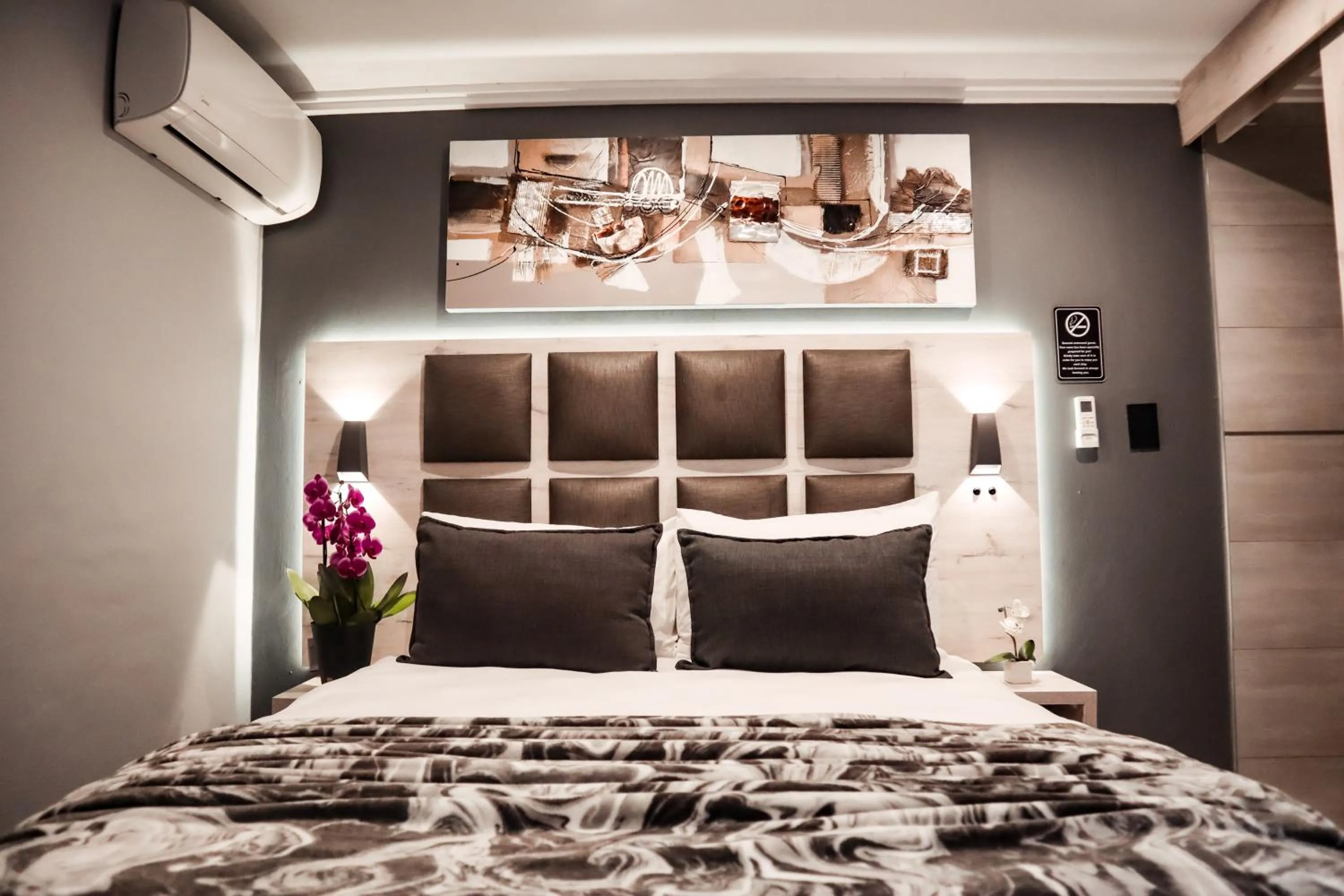 Bed in Cascades Guest Lodge