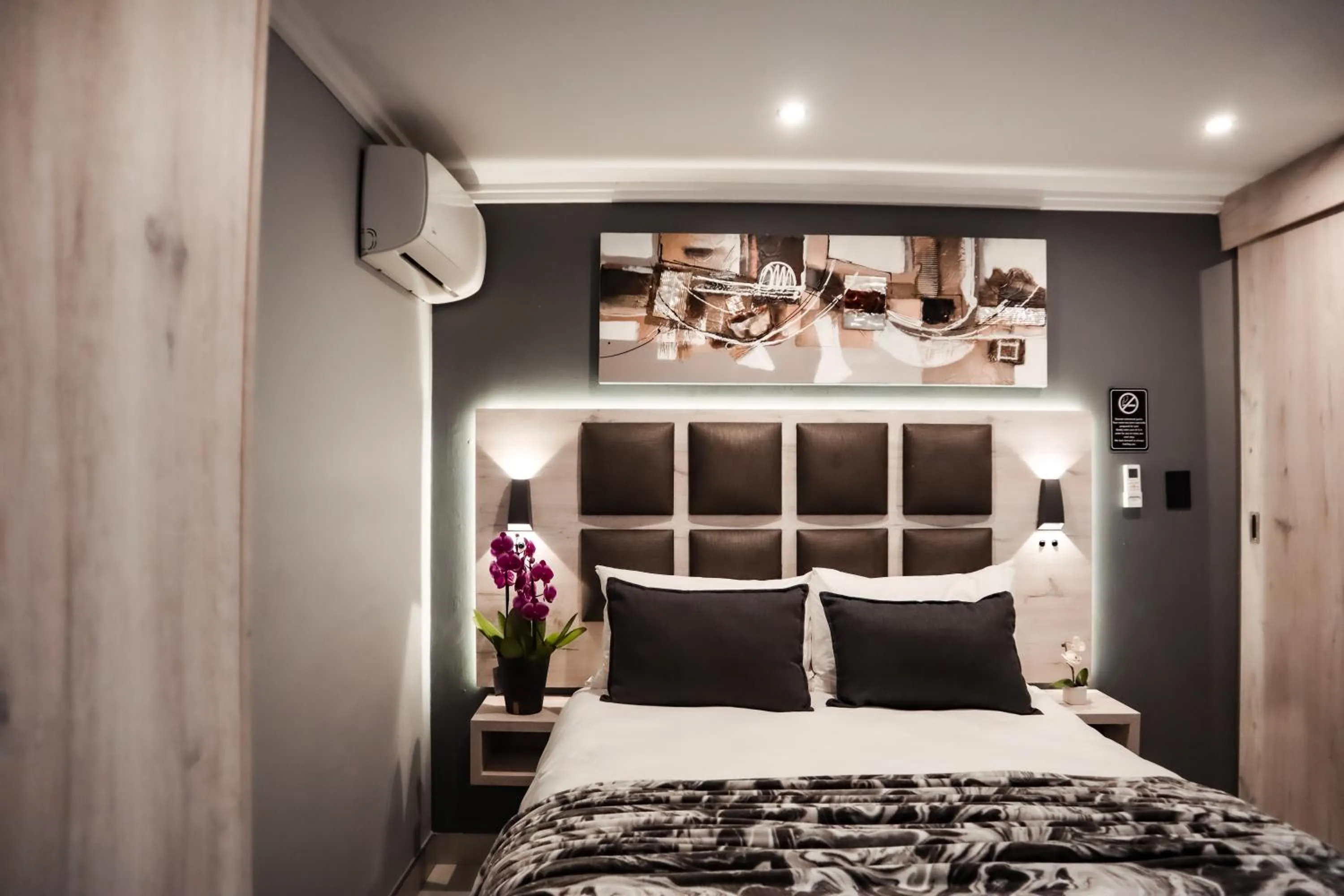 Bedroom, Bed in Cascades Guest Lodge