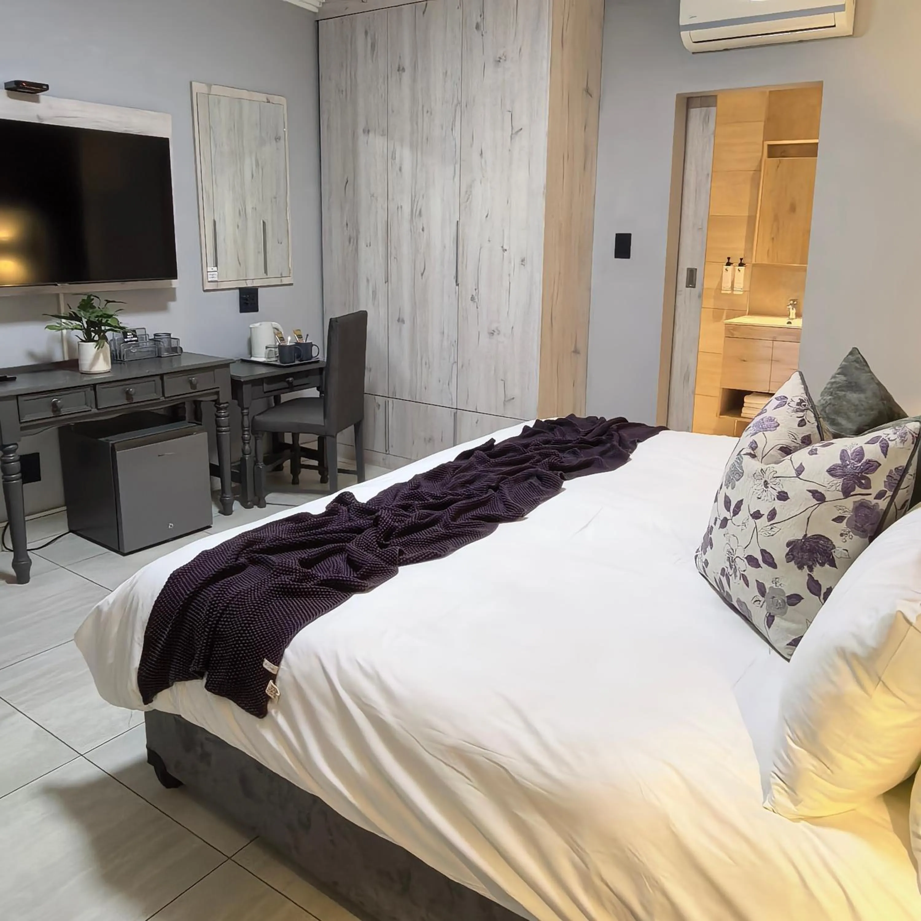 Bed in Cascades Guest Lodge