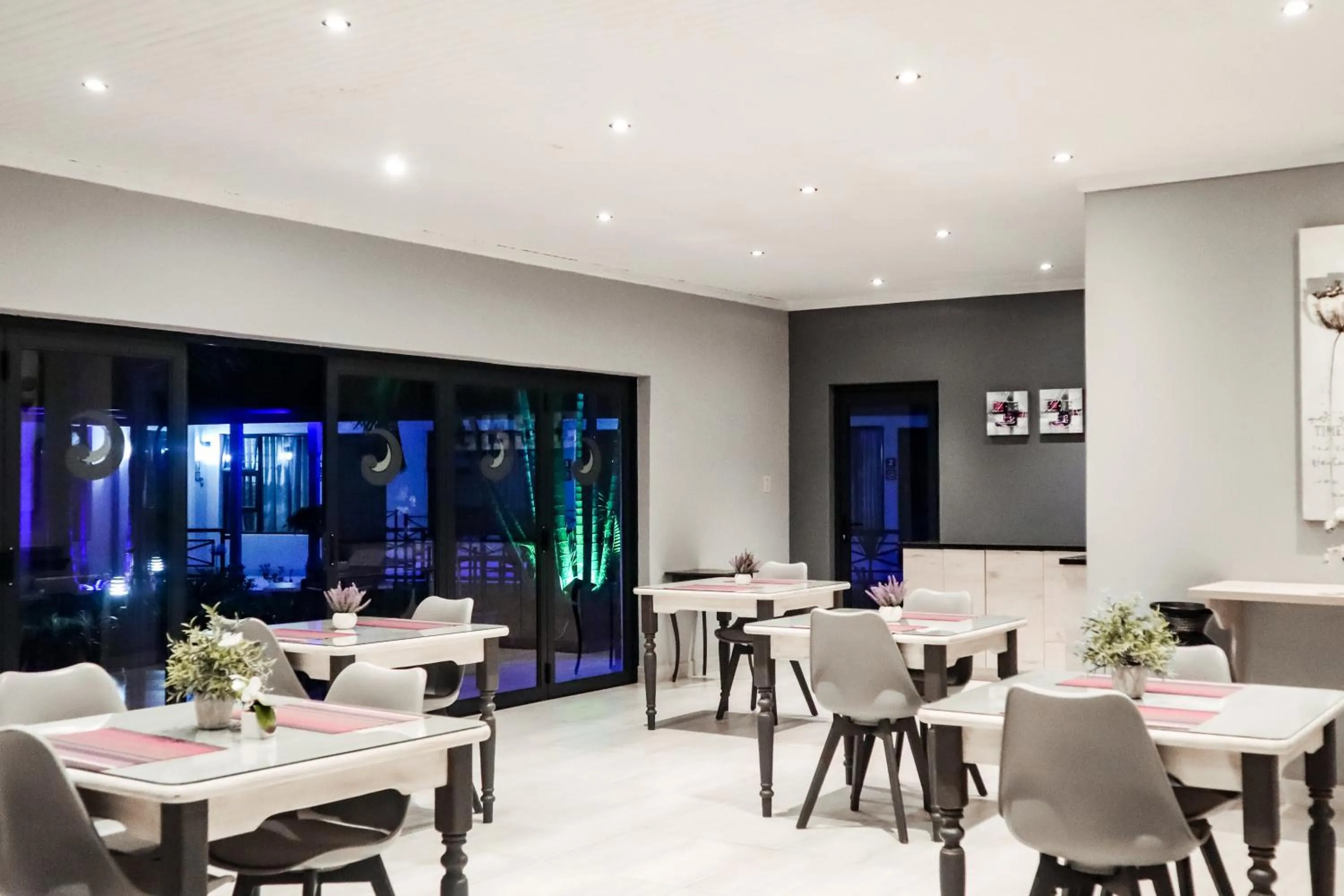 Restaurant/places to eat in Cascades Guest Lodge