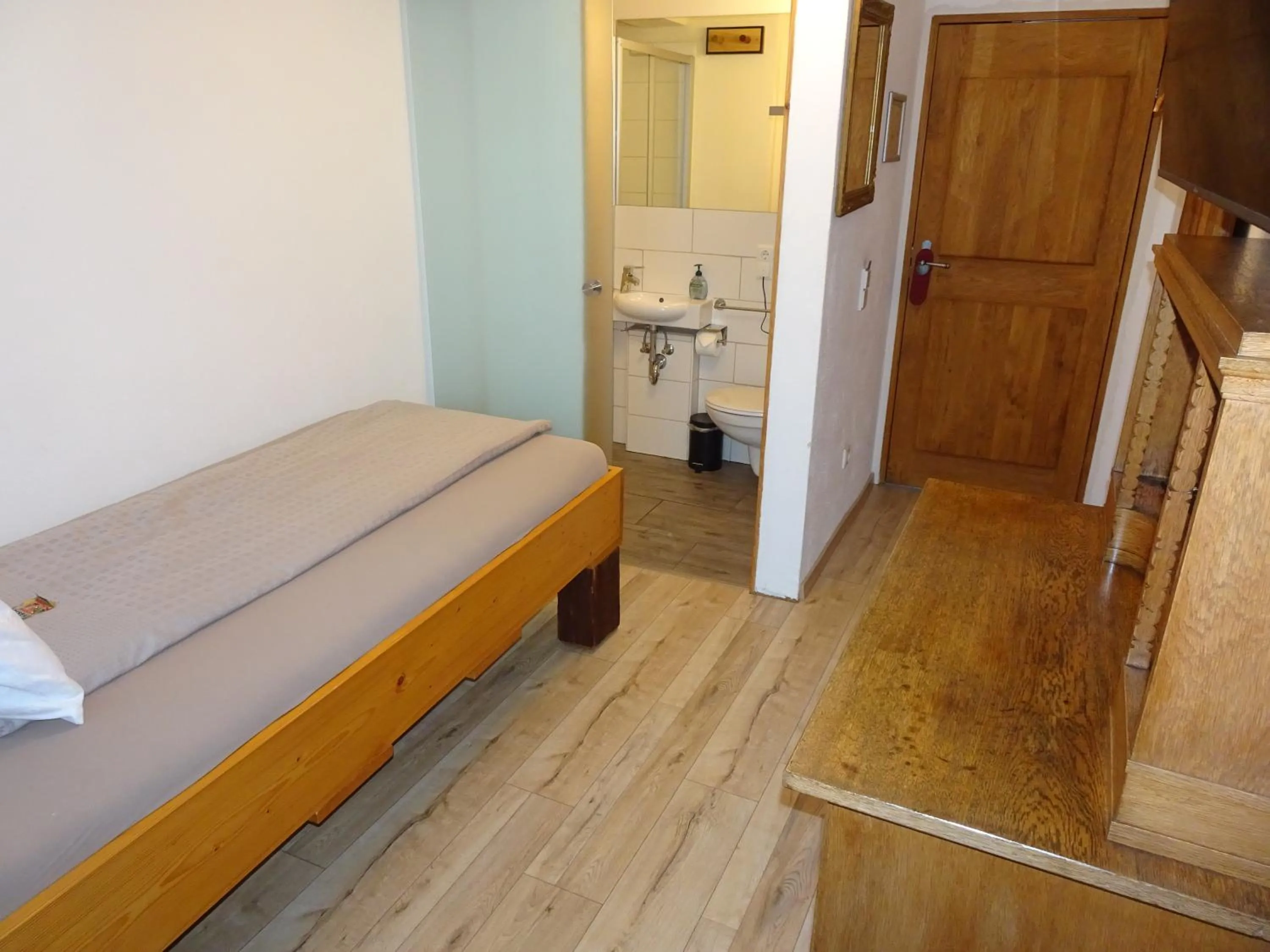 Bathroom, Bed in Wirgarten Antik Hotel