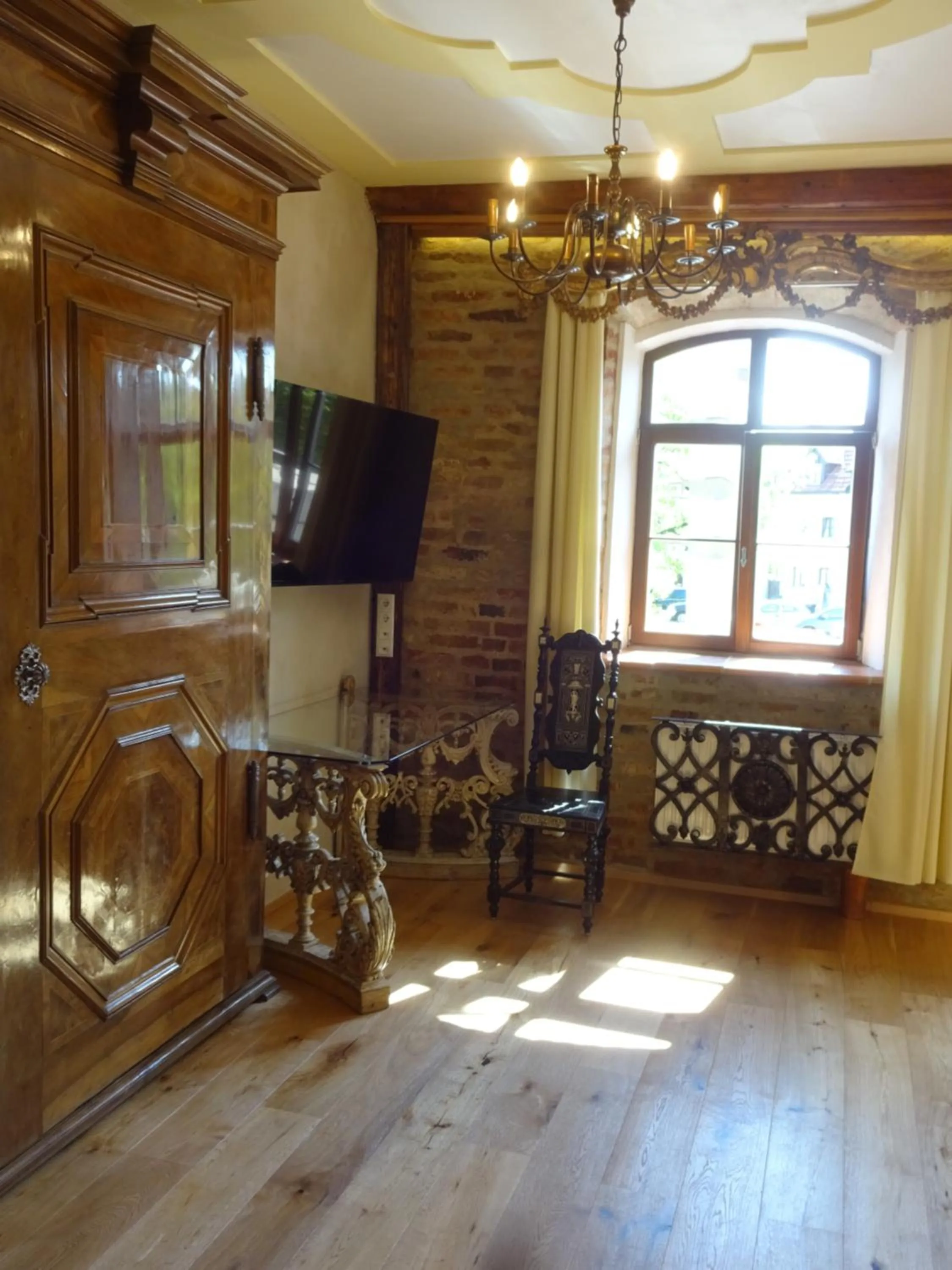 Communal lounge/ TV room in Wirgarten Antik Hotel