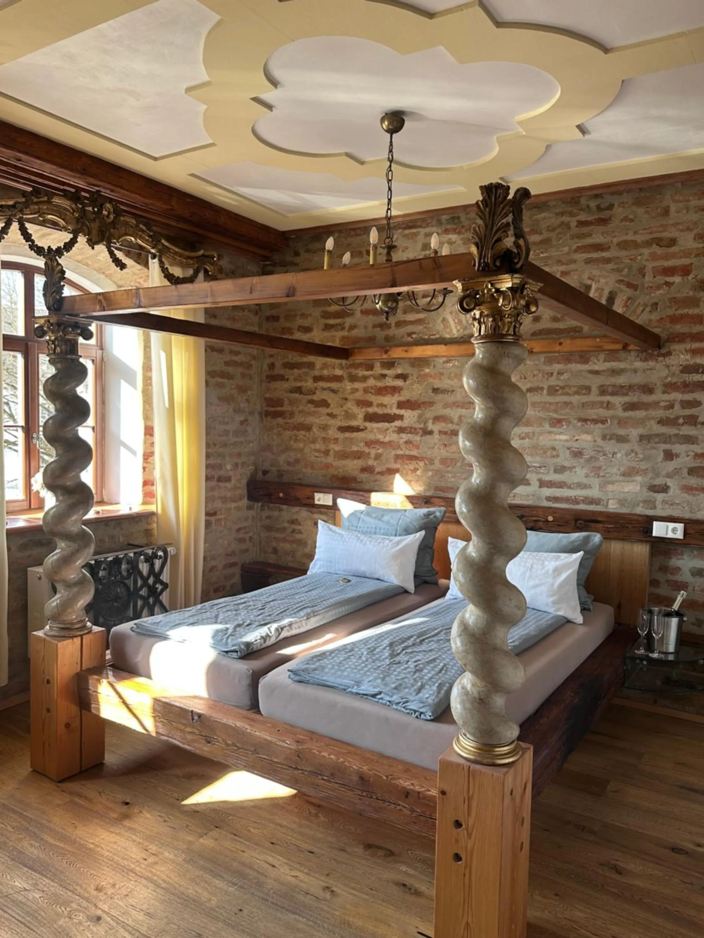 Property building, Bed in Wirgarten Antik Hotel