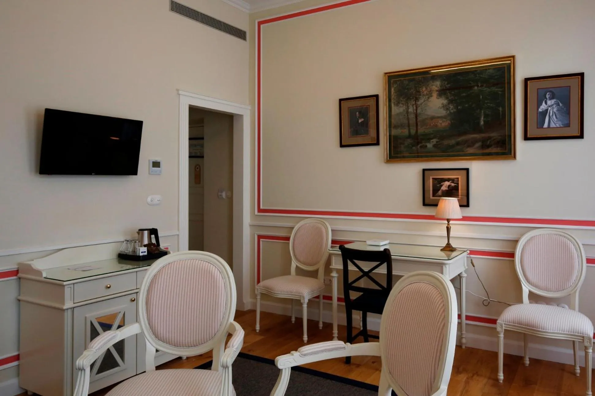 Seating area in Grande Hotel do Porto