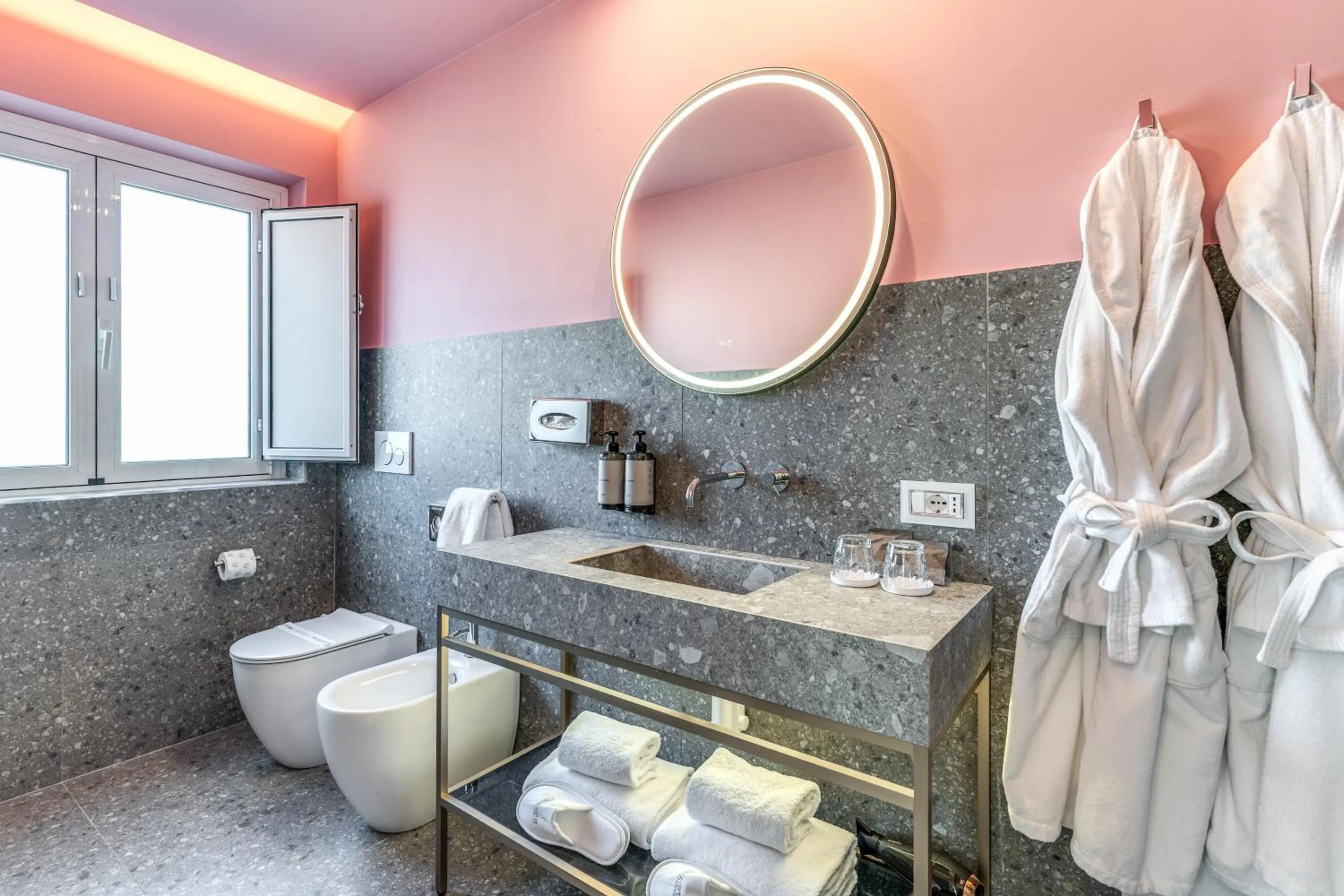 Bathroom in Relais Trevi 95 Boutique Hotel