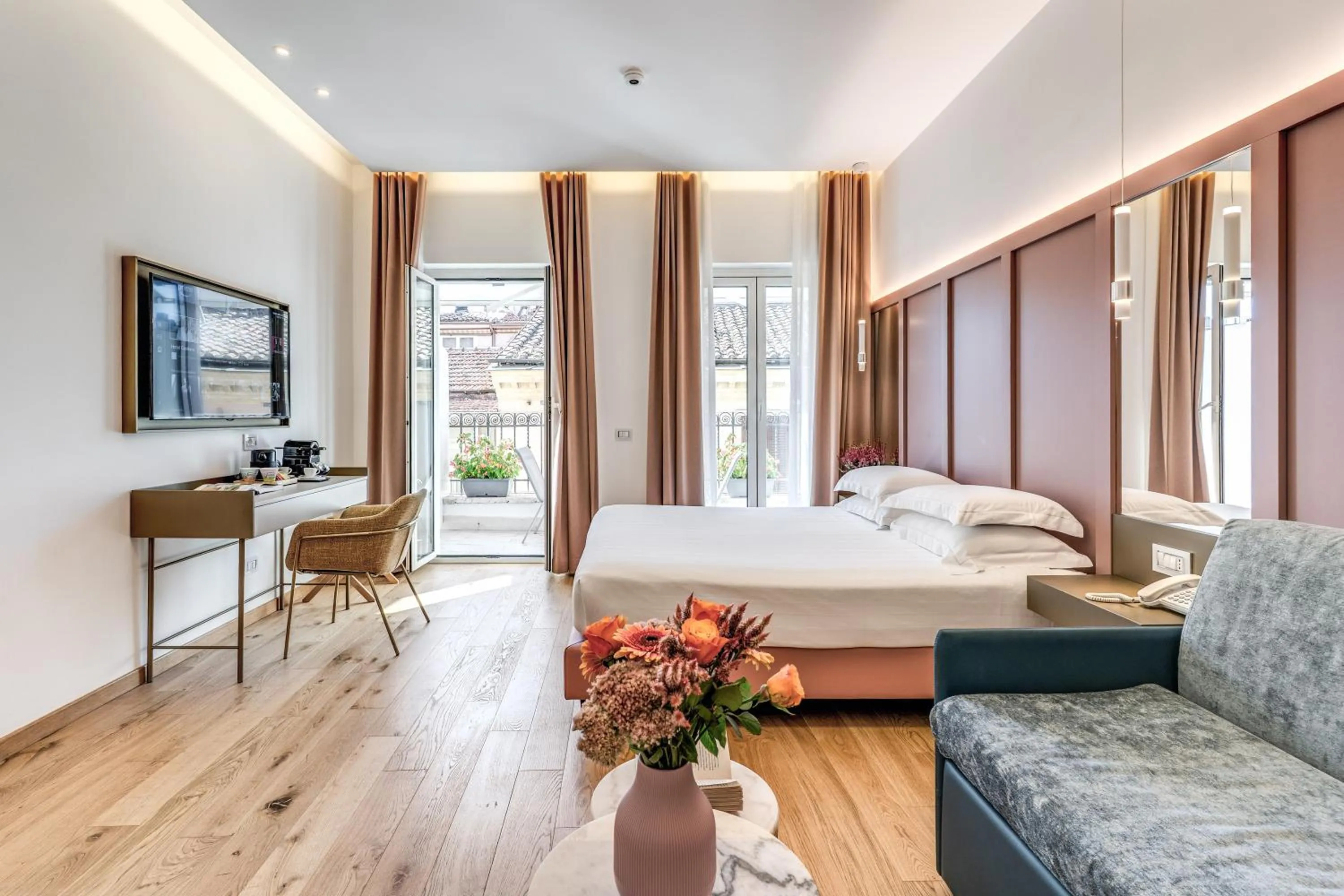 Photo of the whole room, Bed in Relais Trevi 95 Boutique Hotel